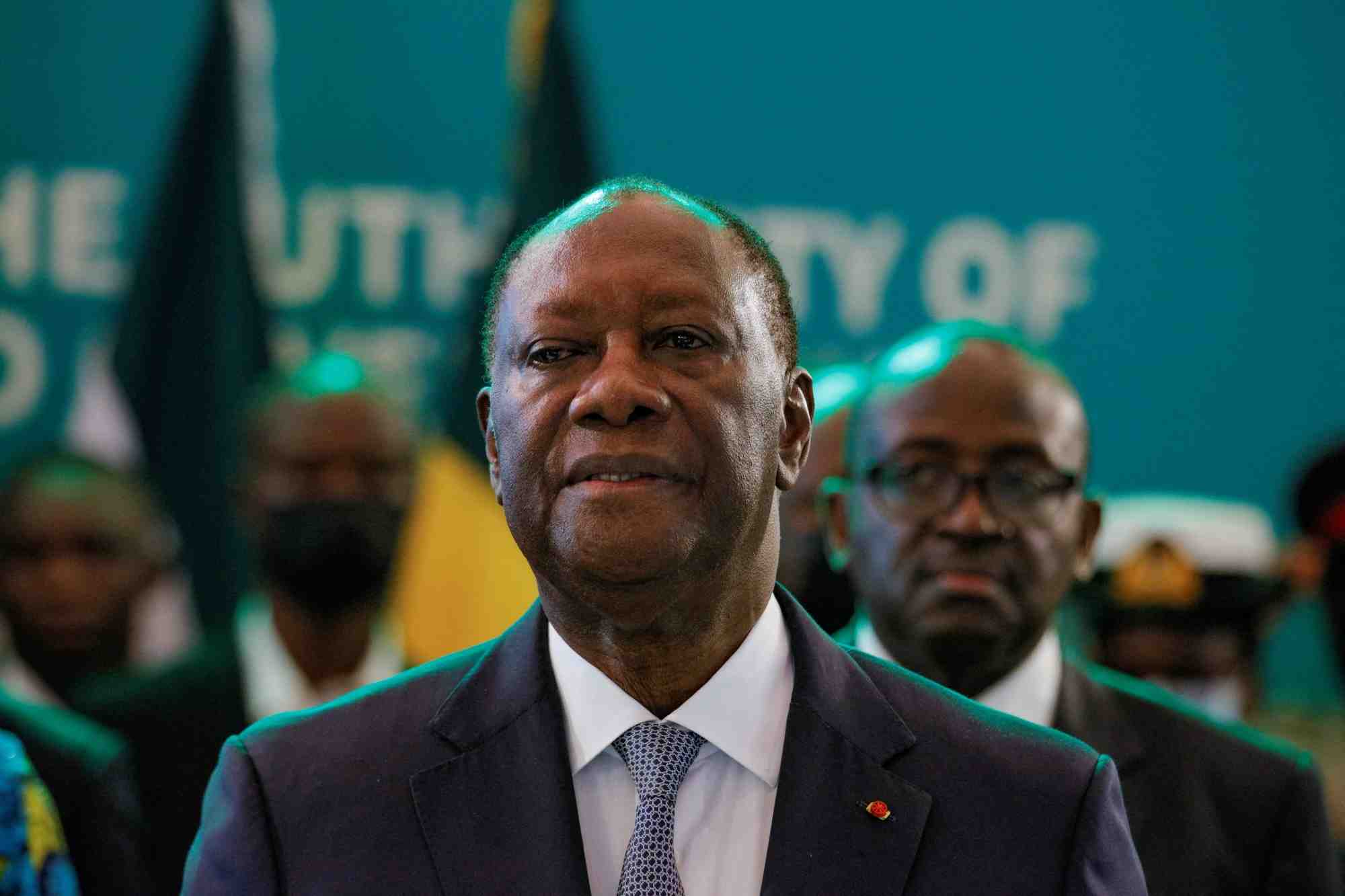 Le president ivoirien alassane ouattara participe au sommet de la cedeao pour discuter de la feuille de route de transition pour le mali, le burkina faso et la guinee, a accra