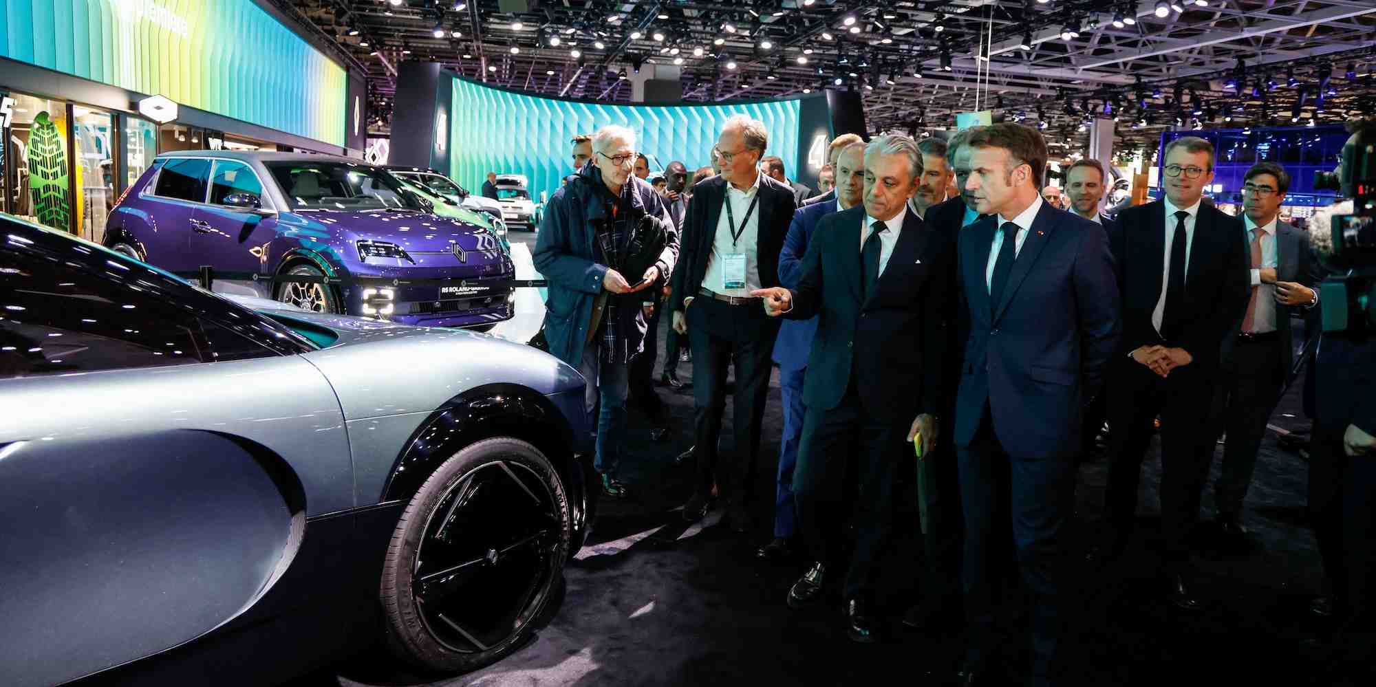 Emmanuel Macron a visité ce lundi le Mondial de l'Auto. Il est ici accompagné de Luca de Meo, le patron de Renault.