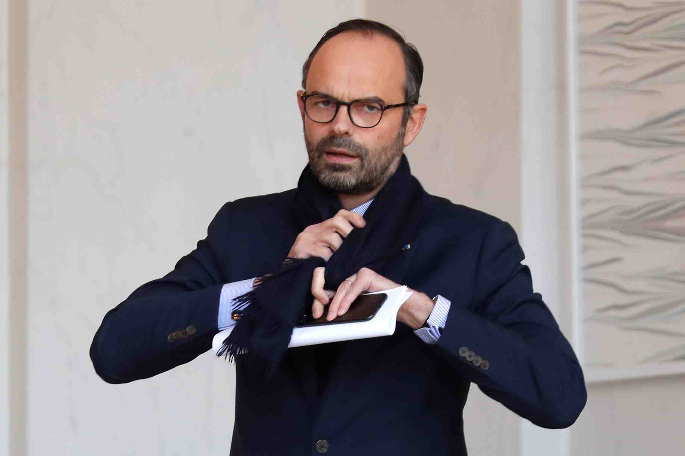 Les cotes de macron et philippe en baisse