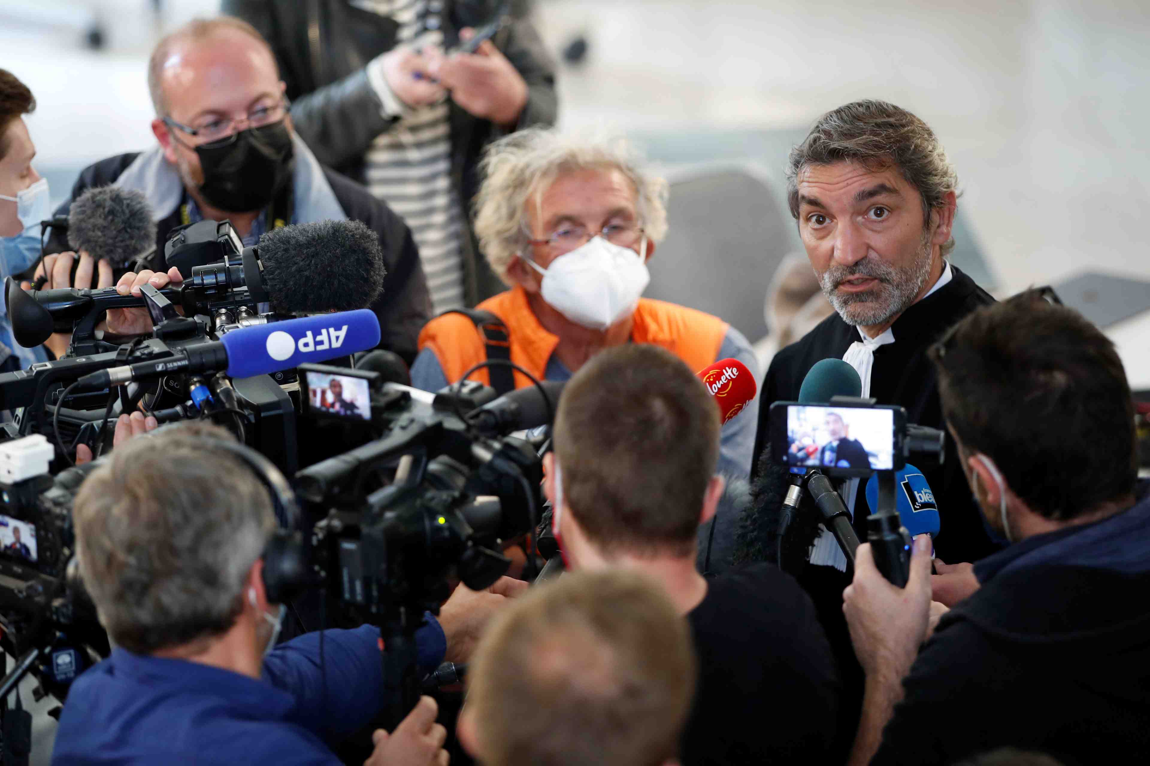 Quatre mois de prison avec sursis requis contre la spectatrice a la pancarte