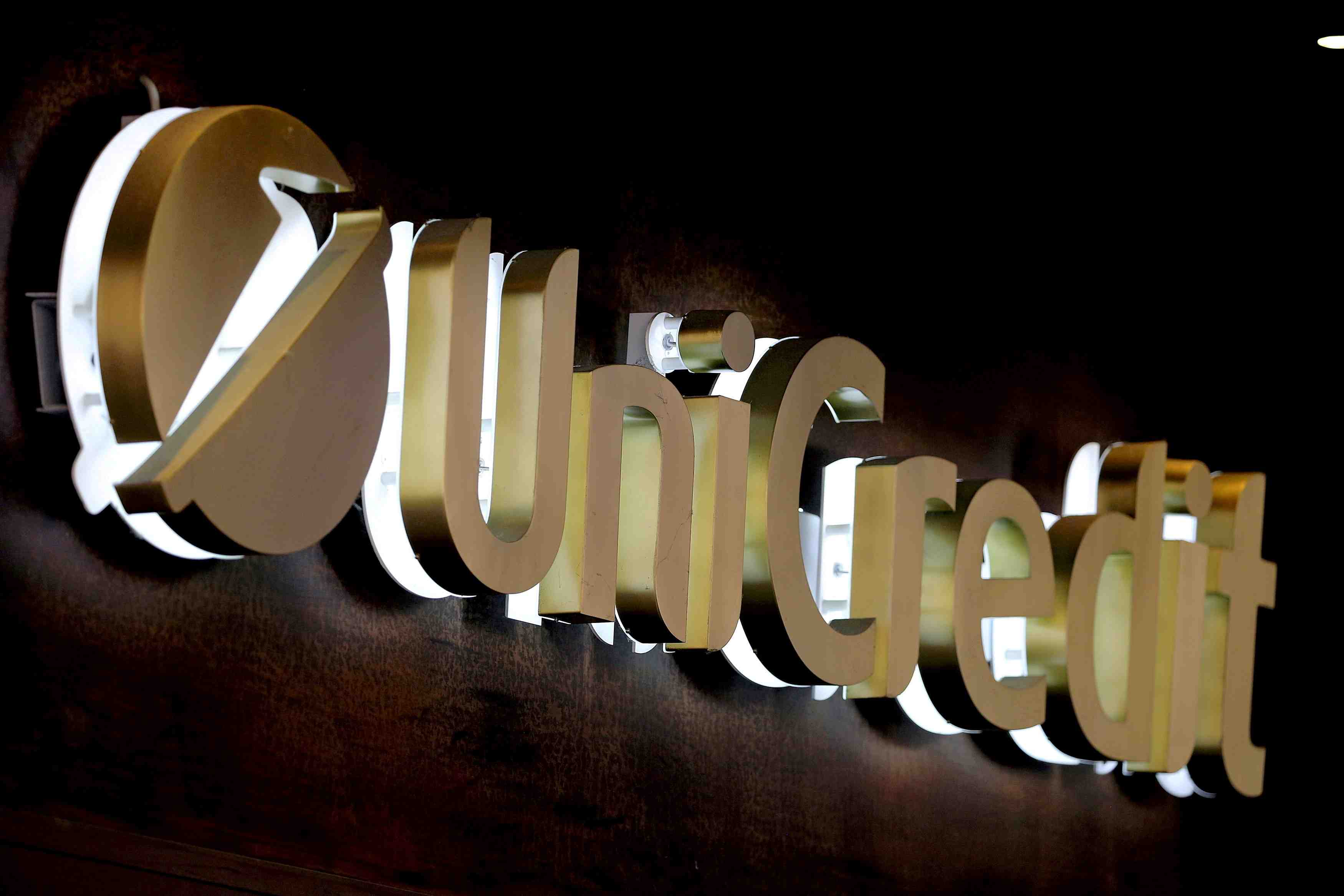 Unicredit vise 4,5 milliards d'euros de profits pour 2024, l'action bondit