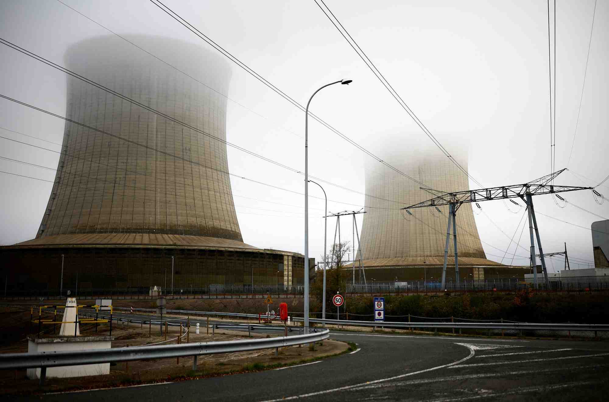 Les tours de refroidissement de la centrale nucleaire d'edf a saint-laurent-nouan