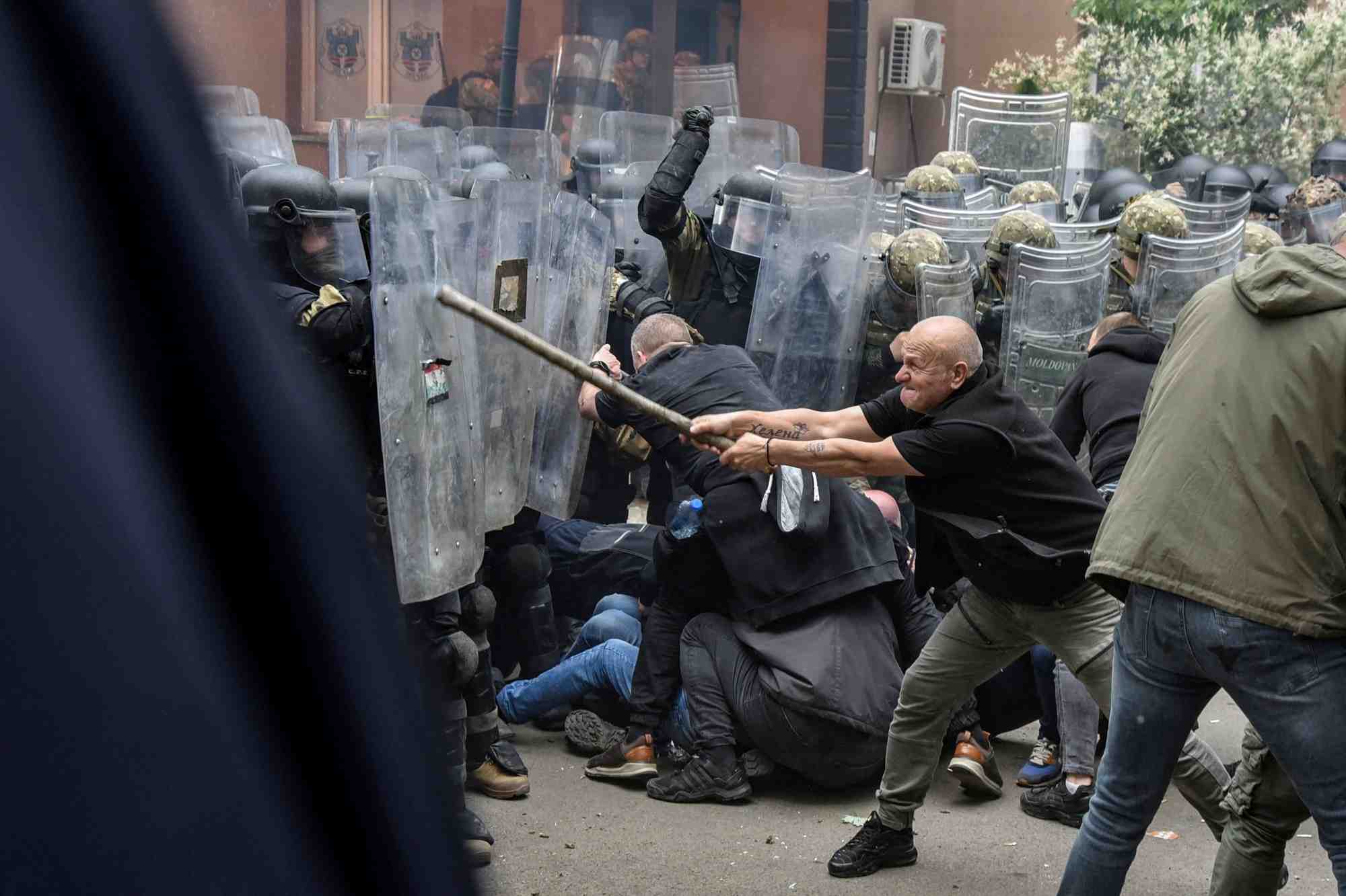Photo des heurts entre manifestants serbes et soldats de maintien de la paix de l'otan au kosovo
