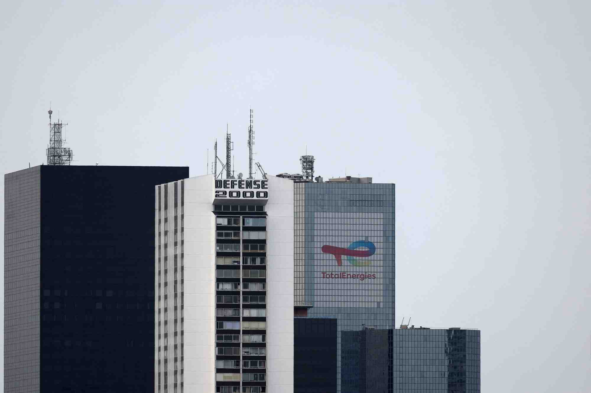 Le logo de totalenergies a son siege a la defense