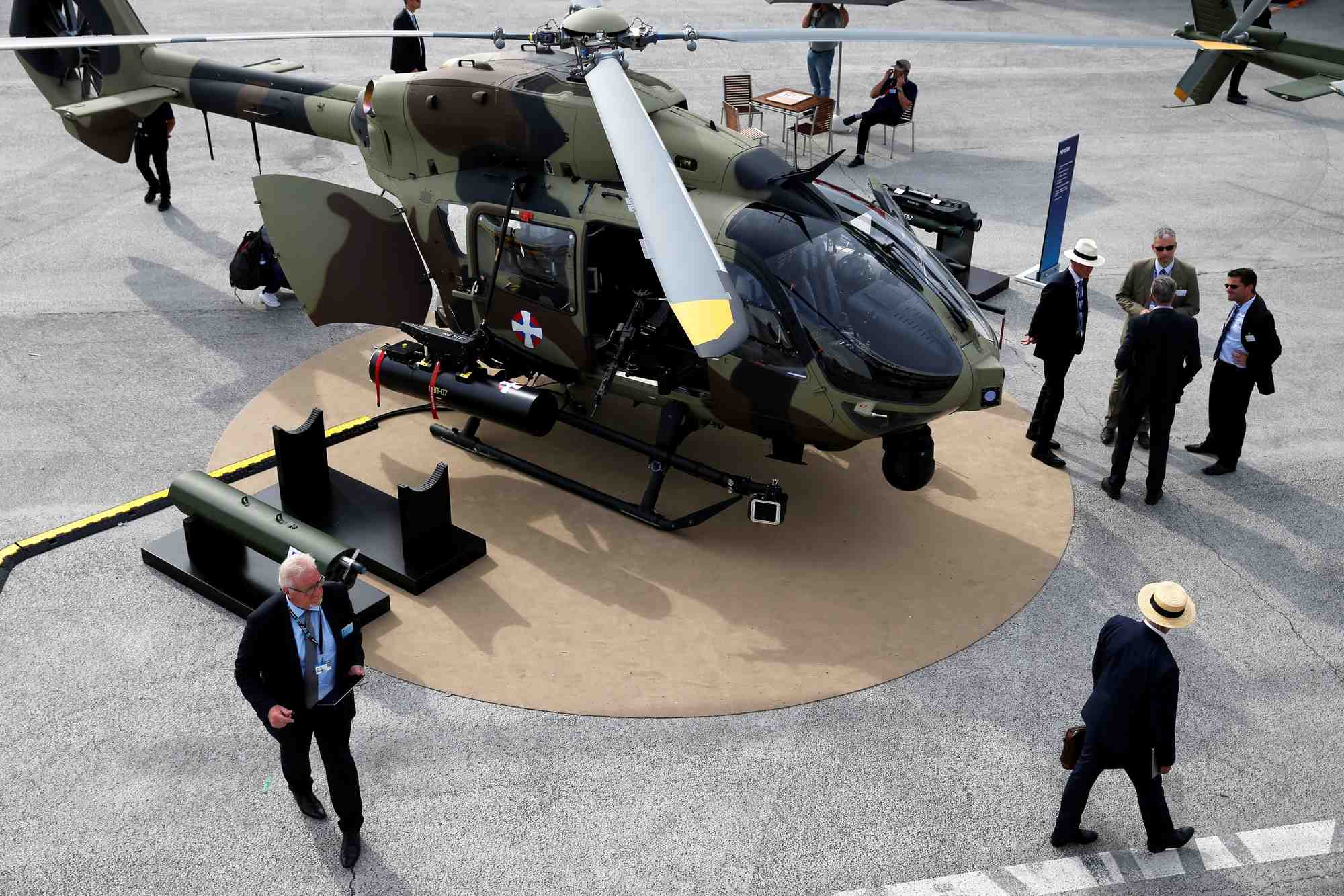 L'helicoptere h145 d'airbus presente lors du salon international de l'aeronautique et de l'espace de paris