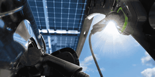 Les véhicules électriques passant 95% de leur temps à l'arrêt, ils représentent une opportunité pour absorber une production d'énergie solaire grâce à une recharge pilotée.