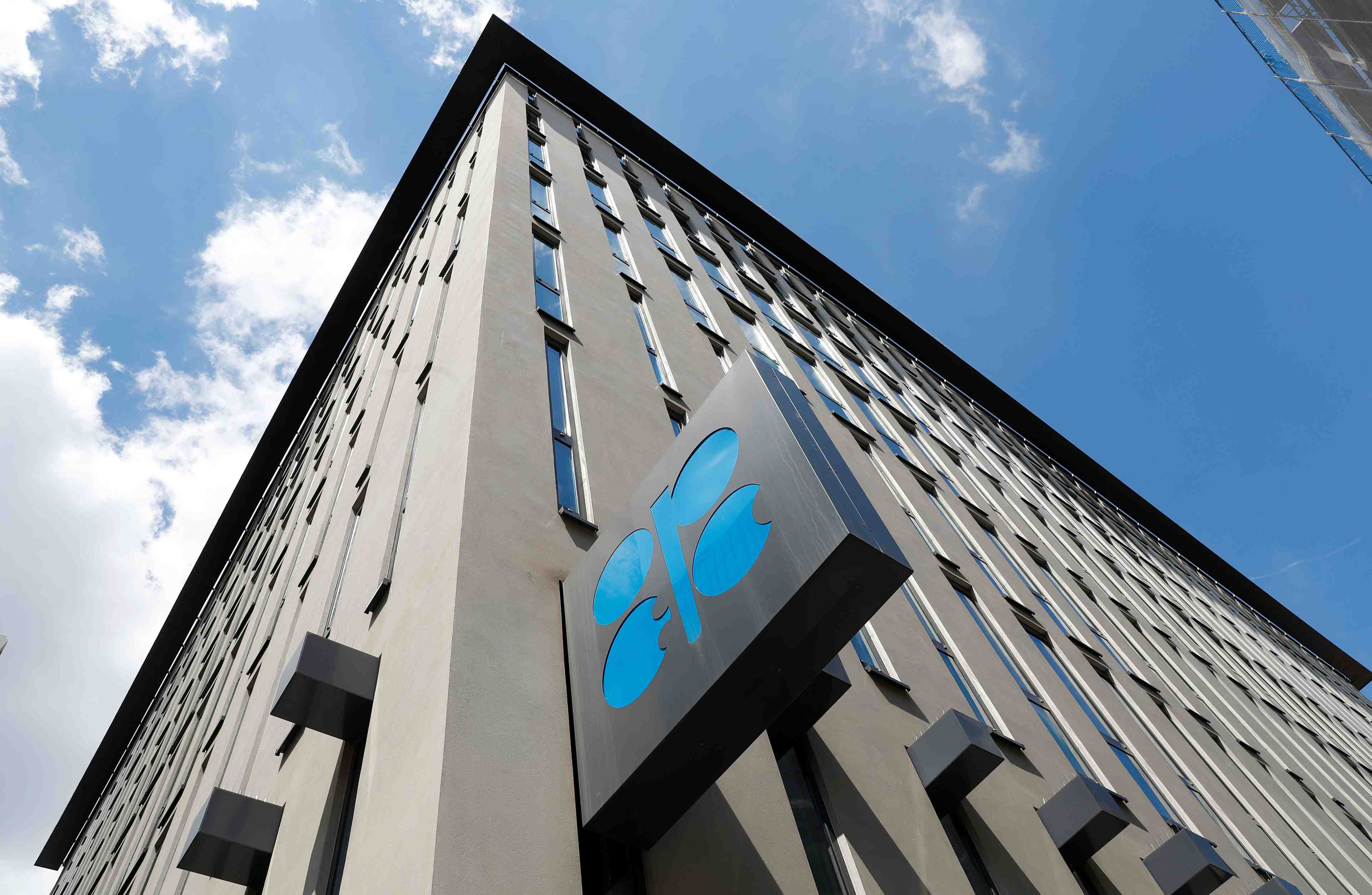 La production de l'opep reste abondante malgre l'iran, selon une enquete de reuters