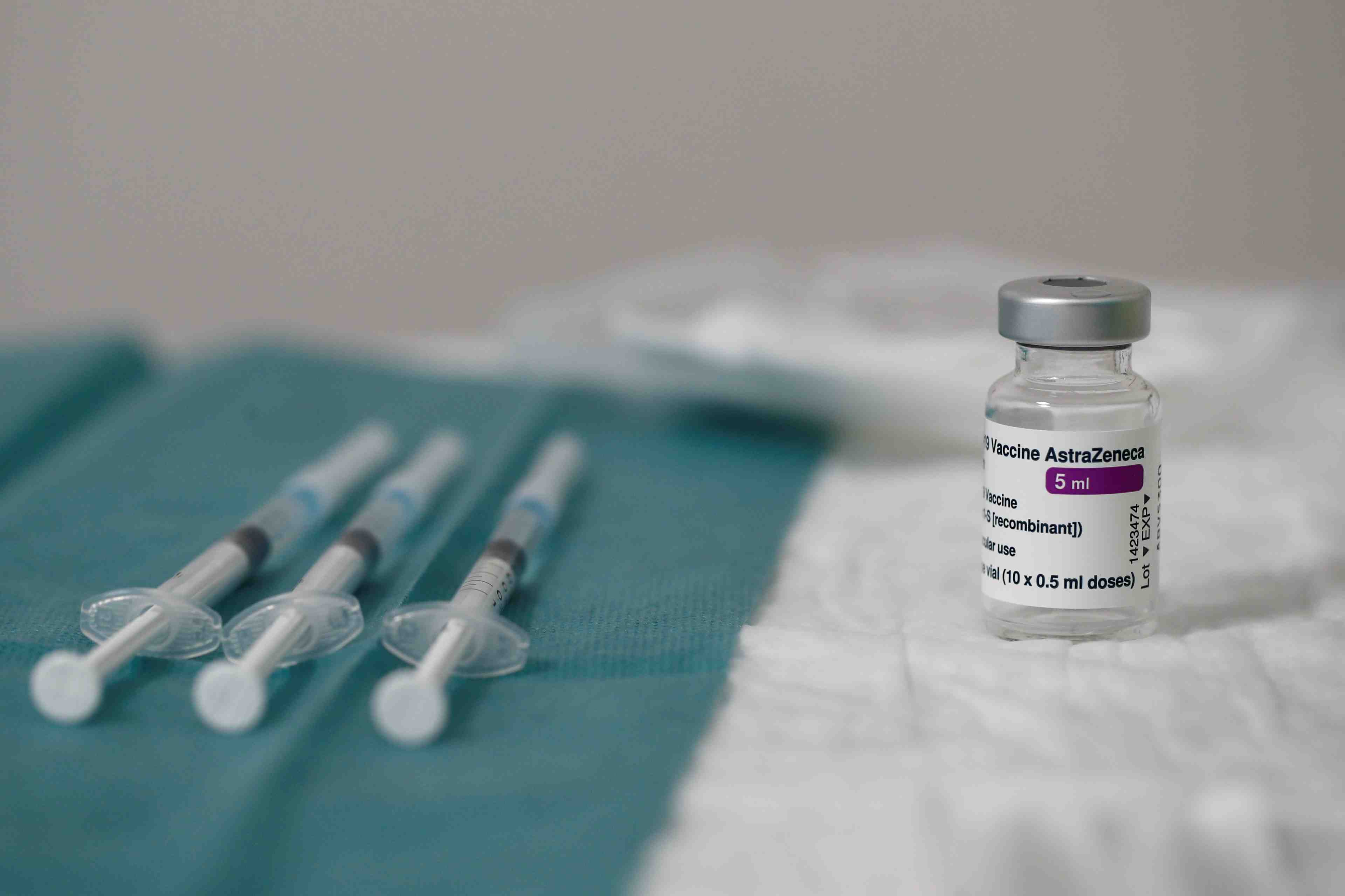 Bruxelles prolonge a fin juin le controle des exportations de vaccins, selon source