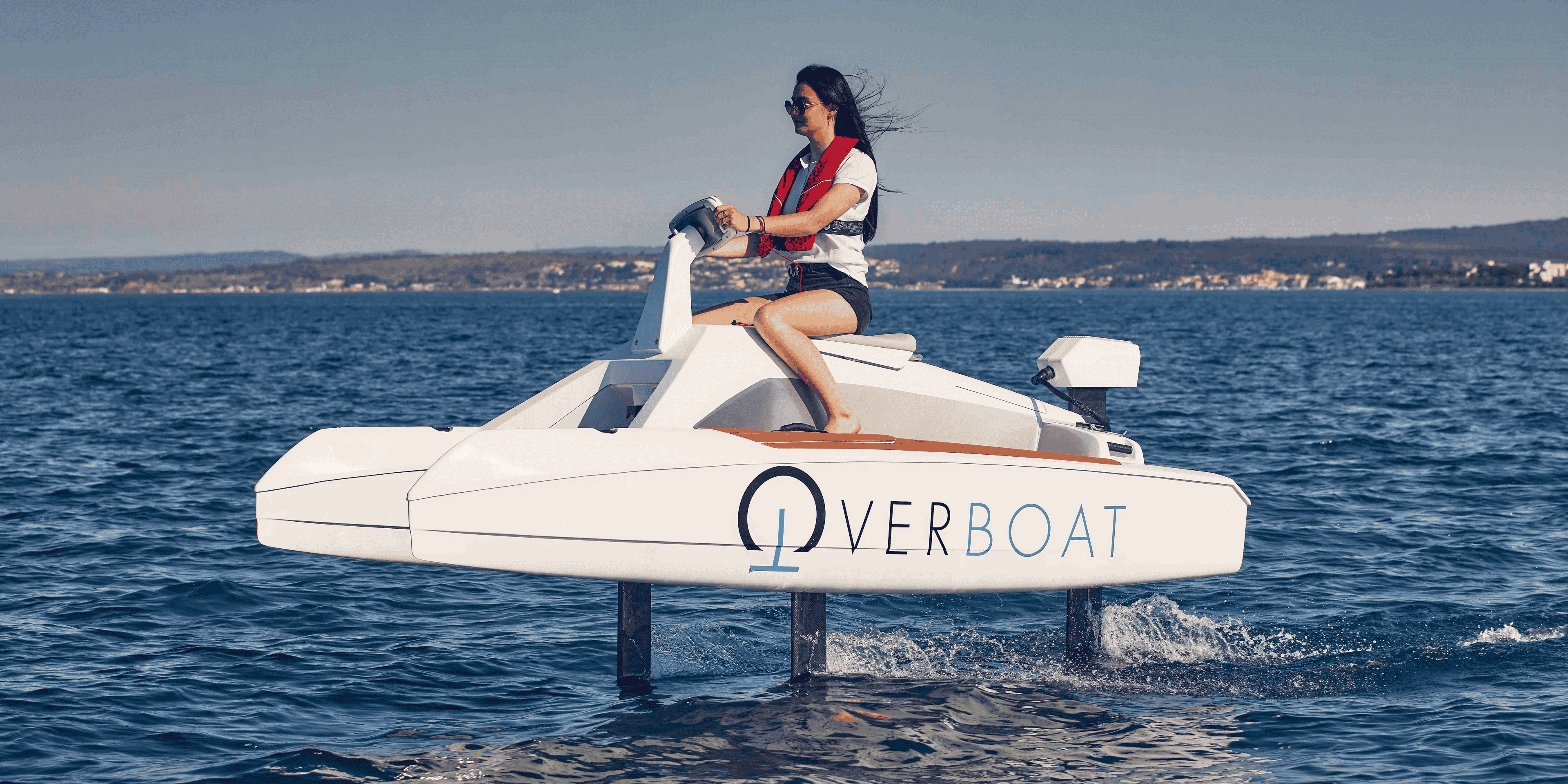 L'Overboat, catamaran individuel léger, électrique et à foil autorégulé conçu par la startup sétoise Neocean, file à 7,5 nœuds (14 km/h) et jusqu'à 15 nœuds (28 km/h) en vitesse maximale, et ne nécessite pas de permis.