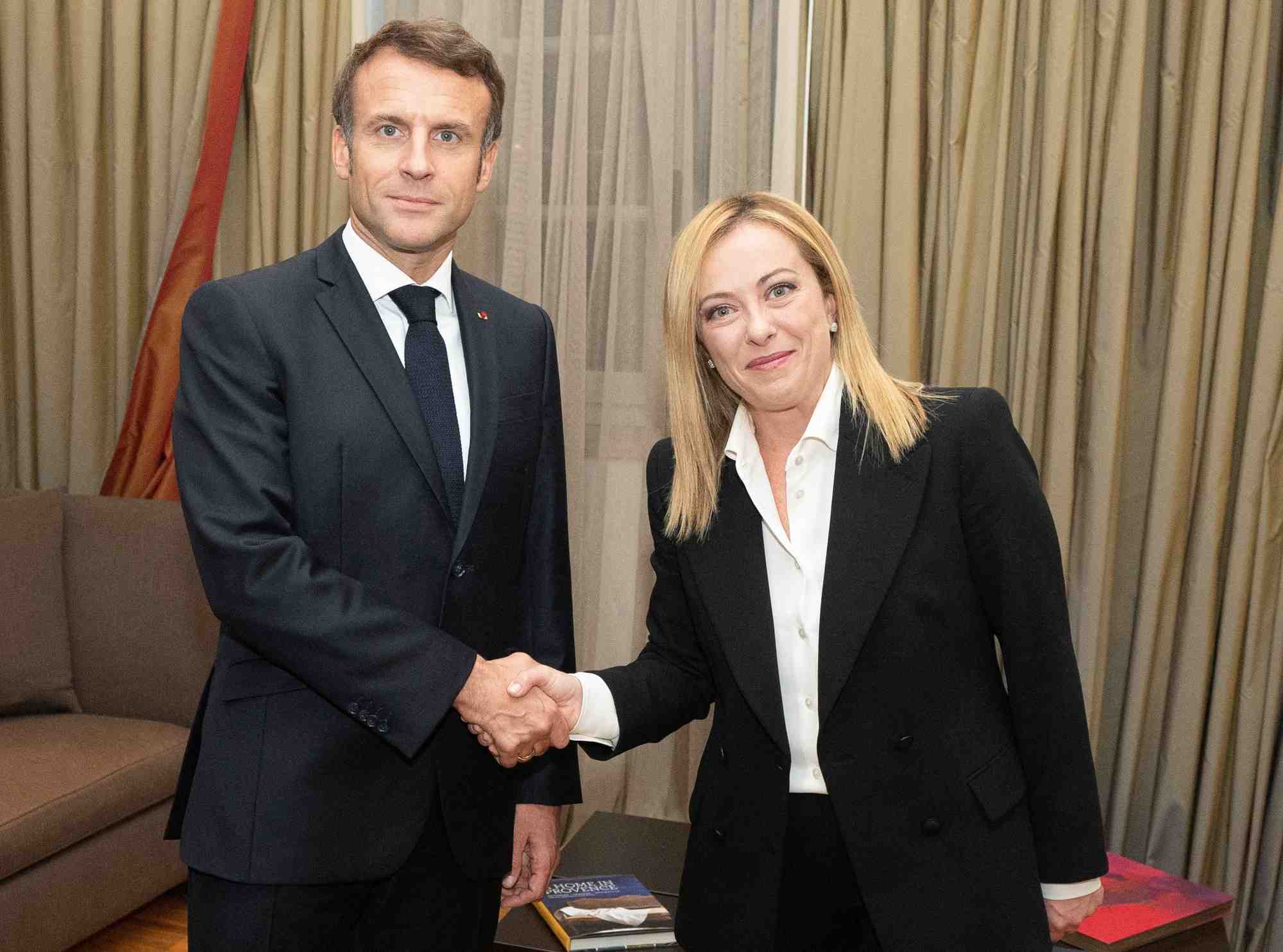 La premiere ministre italienne giorgia meloni serre la main du president francais emmanuel macron lors d'une reunion a rome