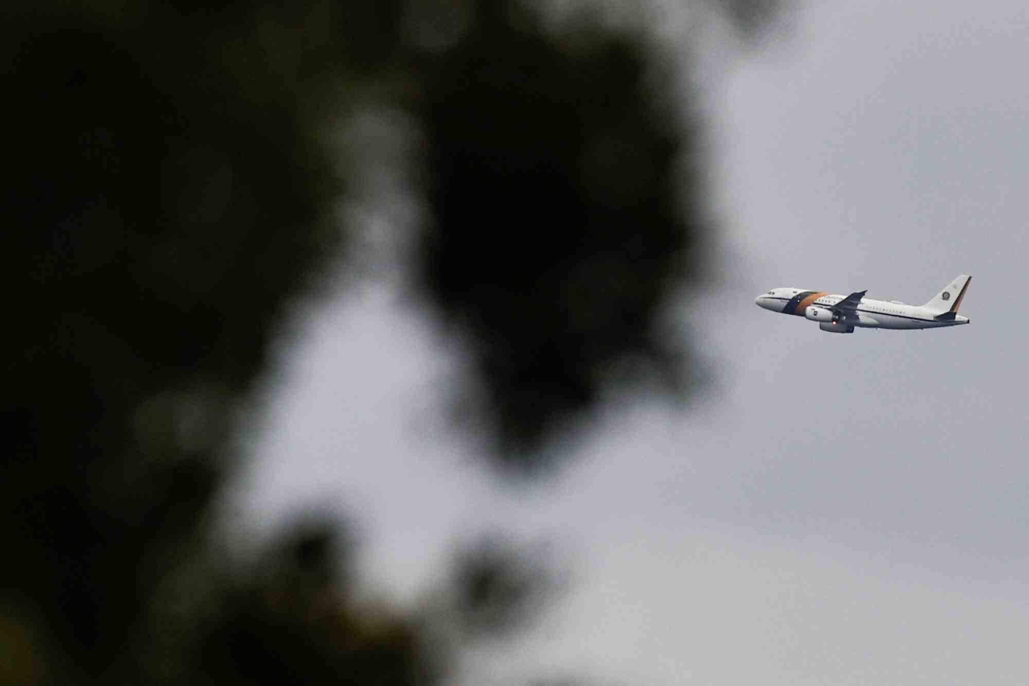 L'avion du president bresilien jair bolsonaro pres du palais d'alvorada a brasilia