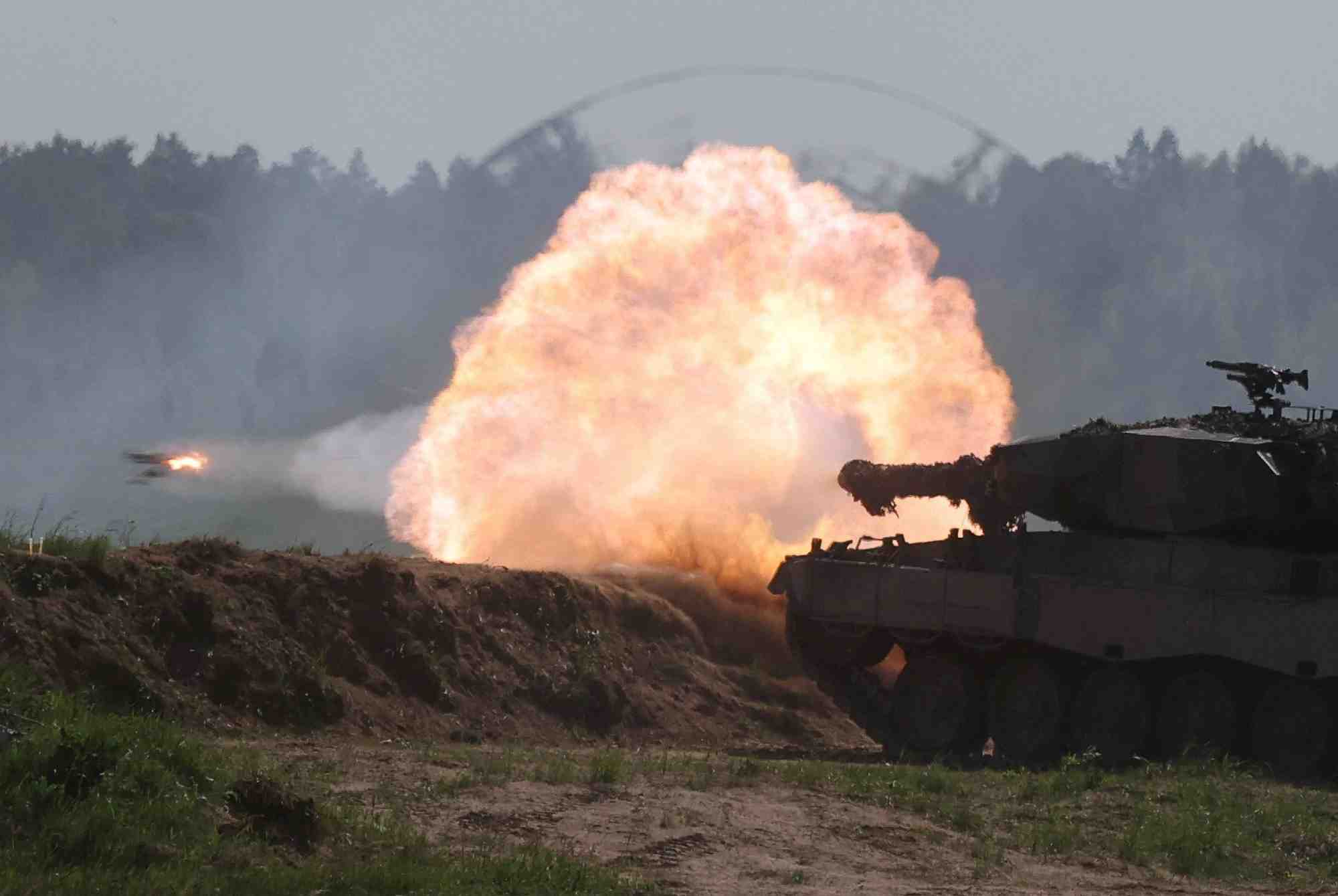 Un char leopard polonais tire durant l'exercice de l'otan defender europe