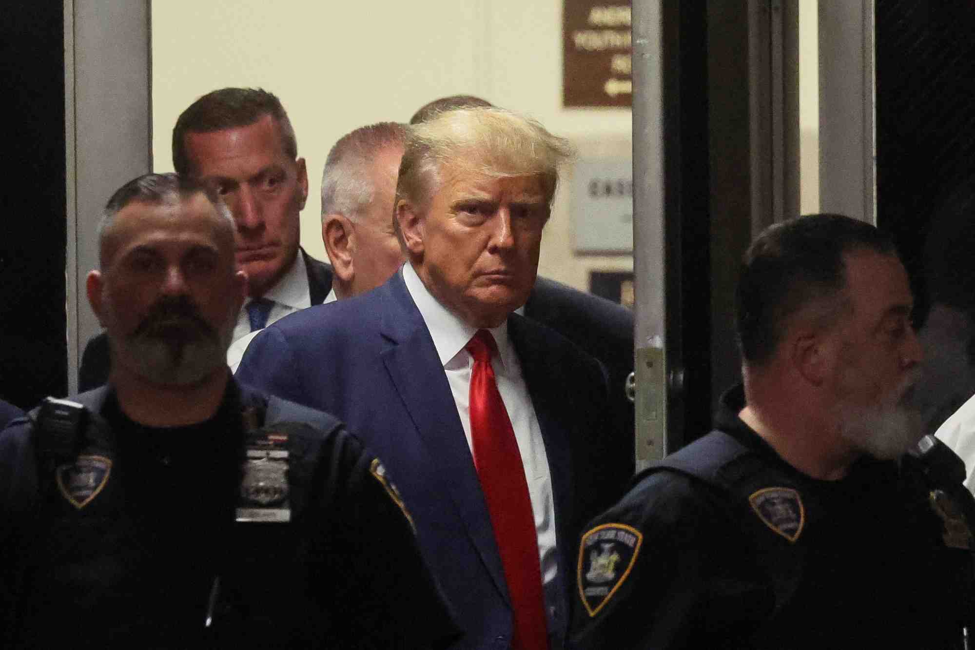 Photo de l'ancien president americain donald trump dans un tribunal de manhattan, a new york