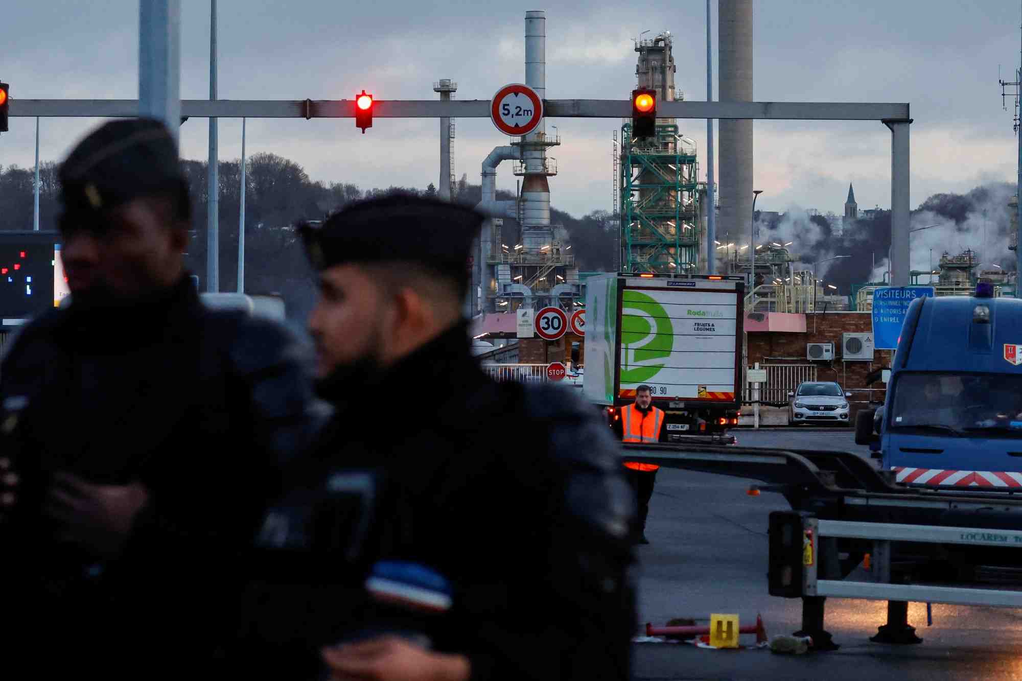 La raffinerie totalenergies a gonfreville-l'orcher, en france
