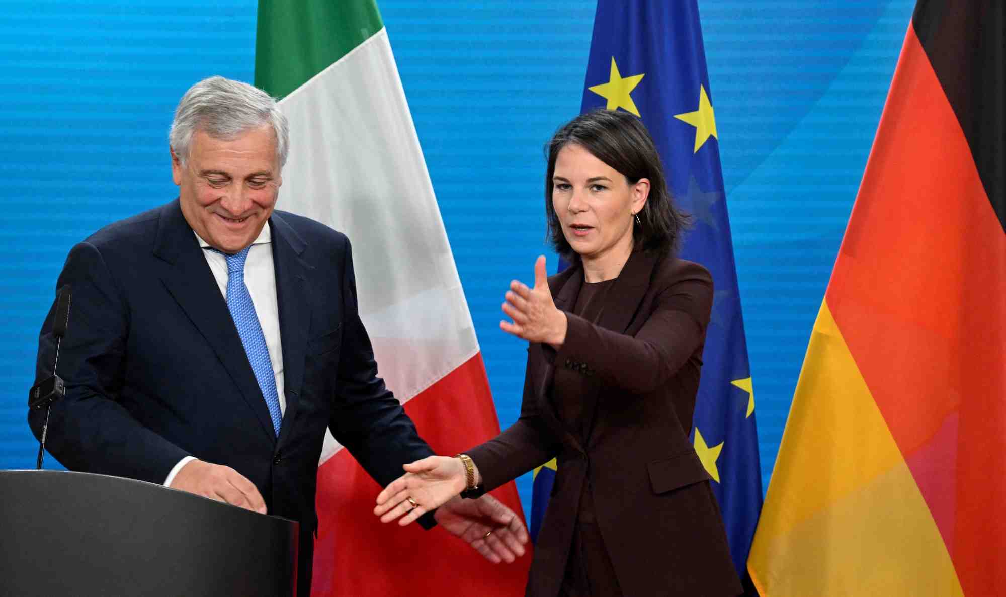 La ministre allemande des affaires etrangeres baerbock et son homologue italien tajani