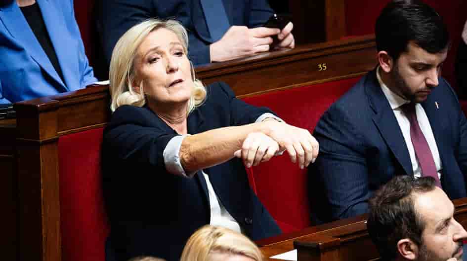 Marine Le Pen, présidente du groupe RN de l'Assemblée nationale, réagit a sa condamnation, lors de la séance des questions d'actualités a l'Assemblée nationale.