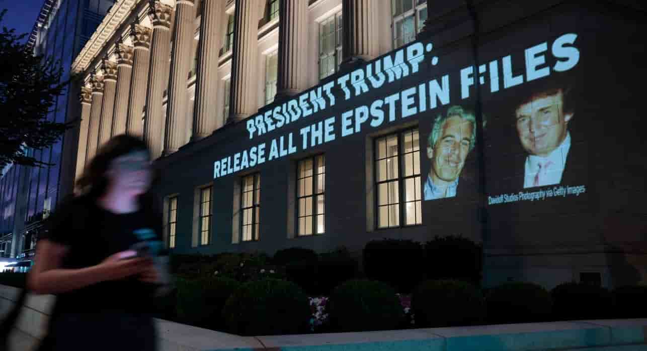 Empêtré dans le scandale de l'affaire Epstein, Donald Trump contre-attaque et porte plainte contre le « Wall Street Journal » pour diffamation et réclame 10 milliards de dollars.