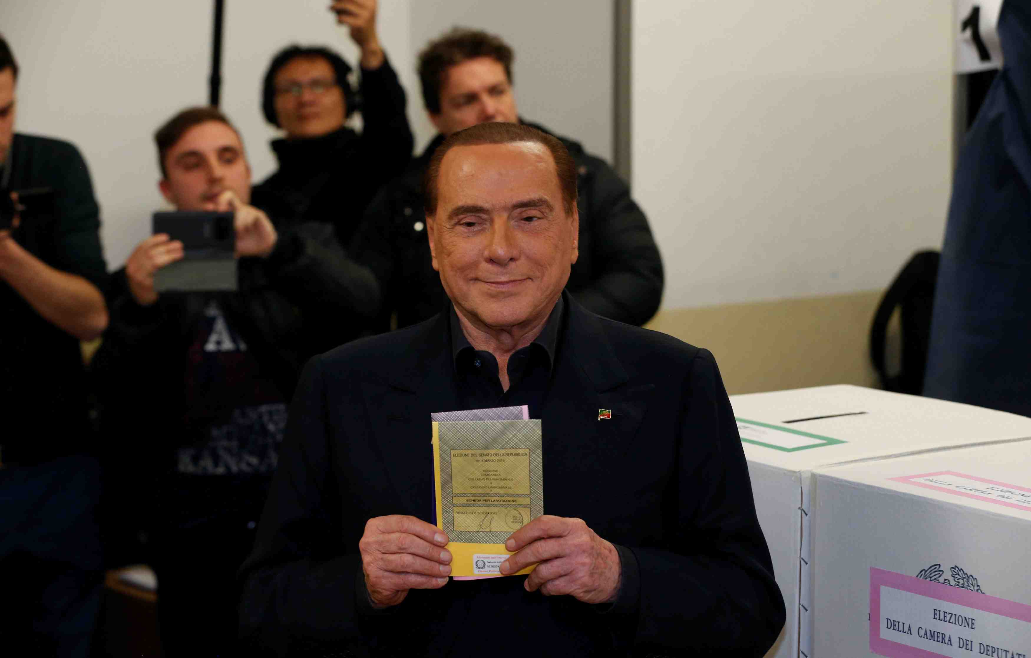 Berlusconi veut convaincre ses allies de former un gouvernement appuye par le pd