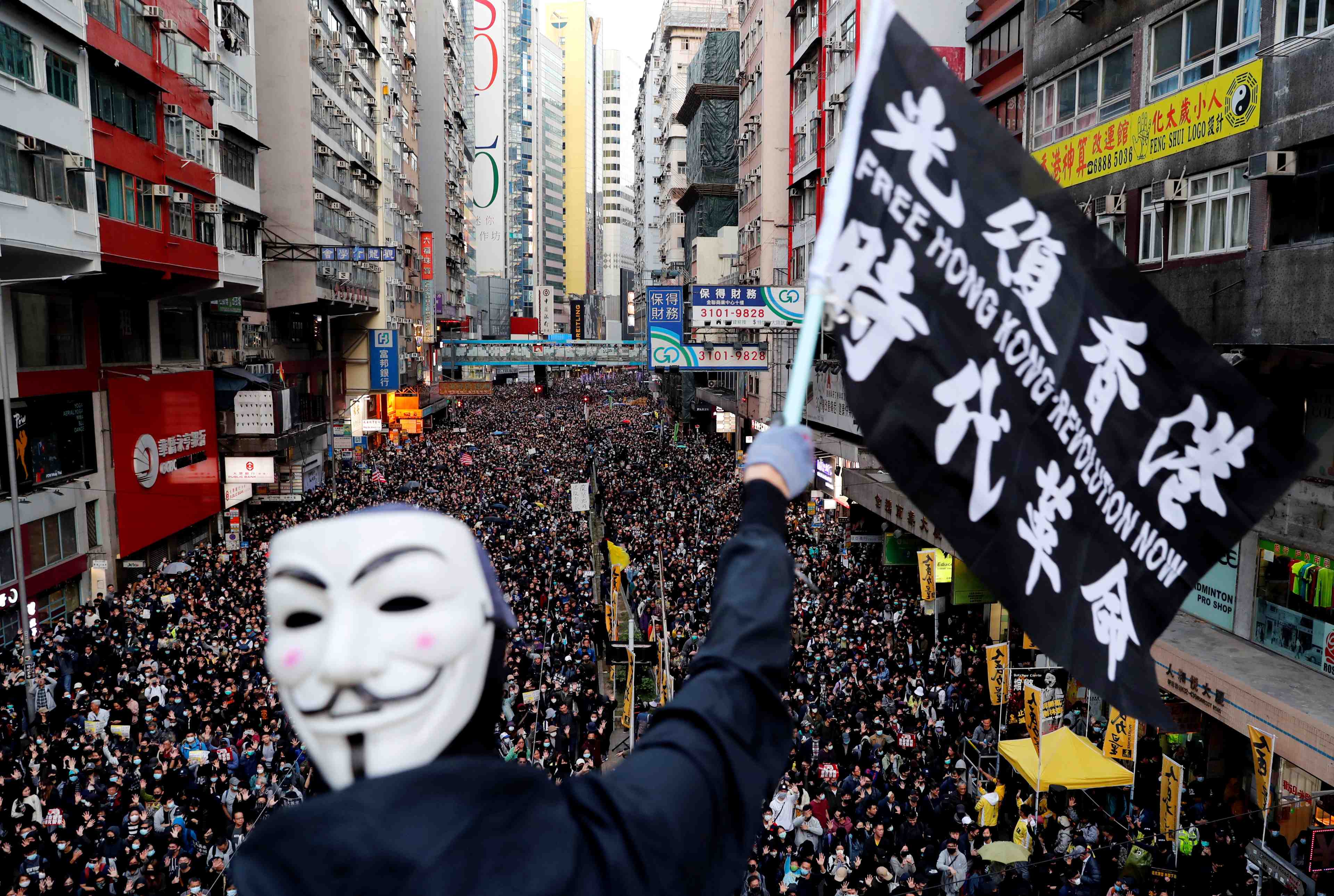 Des milliers de manifestants defilent a nouveau a hong kong