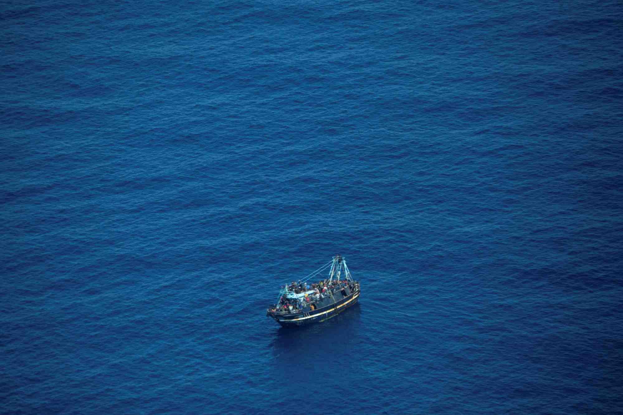 Photo d'un bateau avec 400 migrants a la derive entre la grece et malte