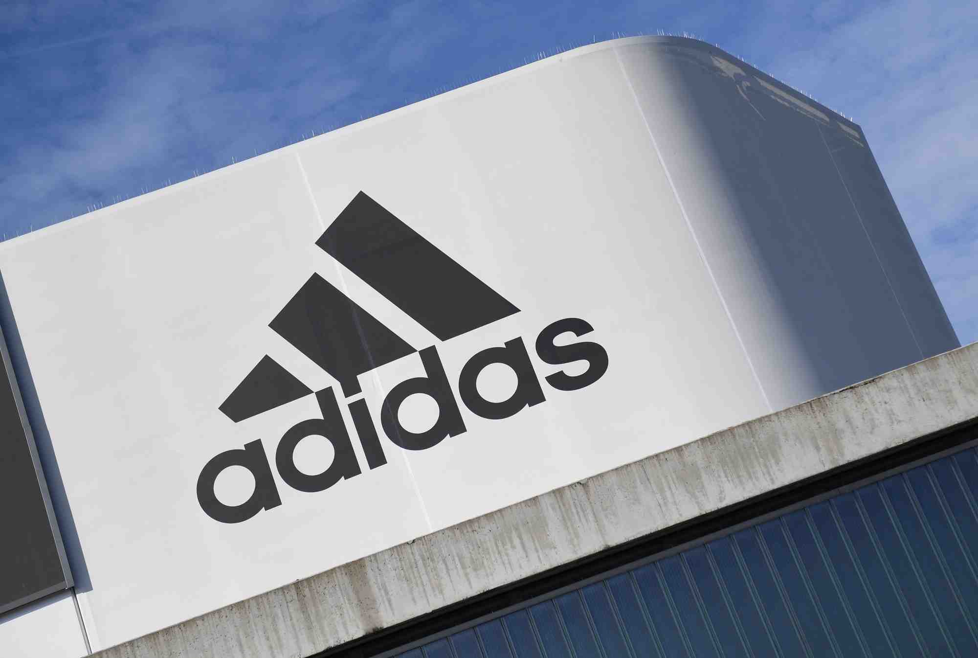 Le logo adidas