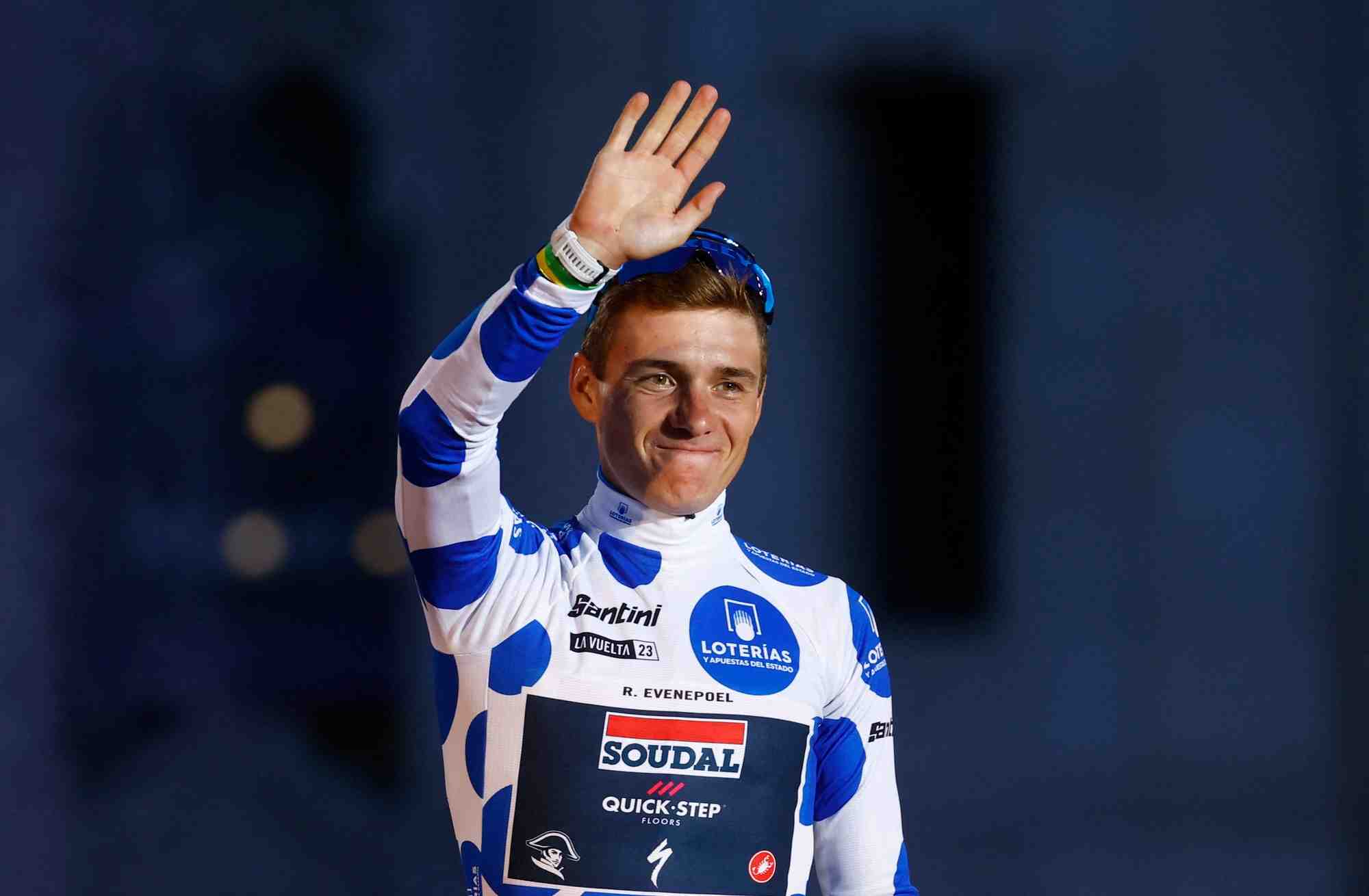 Remco evenepoel, cycliste de soudal-quick step, sur le podium a madrid
