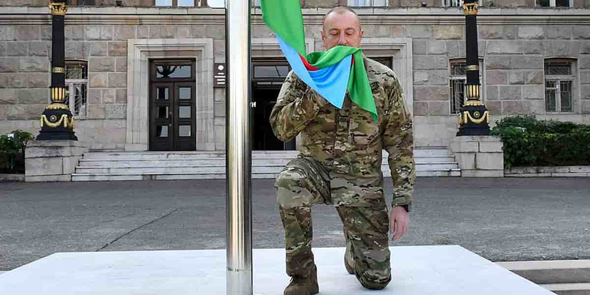 Le président azerbaïdjanais Ilham Aliyev embrasse un drapeau national azerbaïdjanais dans la ville de Khankendi, également connue sous le nom de Stepanakert pour les Arméniens d'Azerbaïdjan.