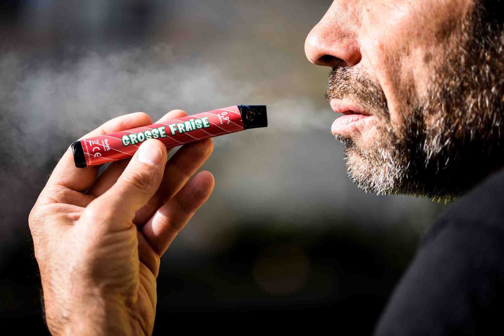 Selon une étude de l'association britannique Material Focus, environ 8,2 millions de cigarettes électroniques sont jetées chaque semaine au Royaume-Uni. (photo d'illustration)