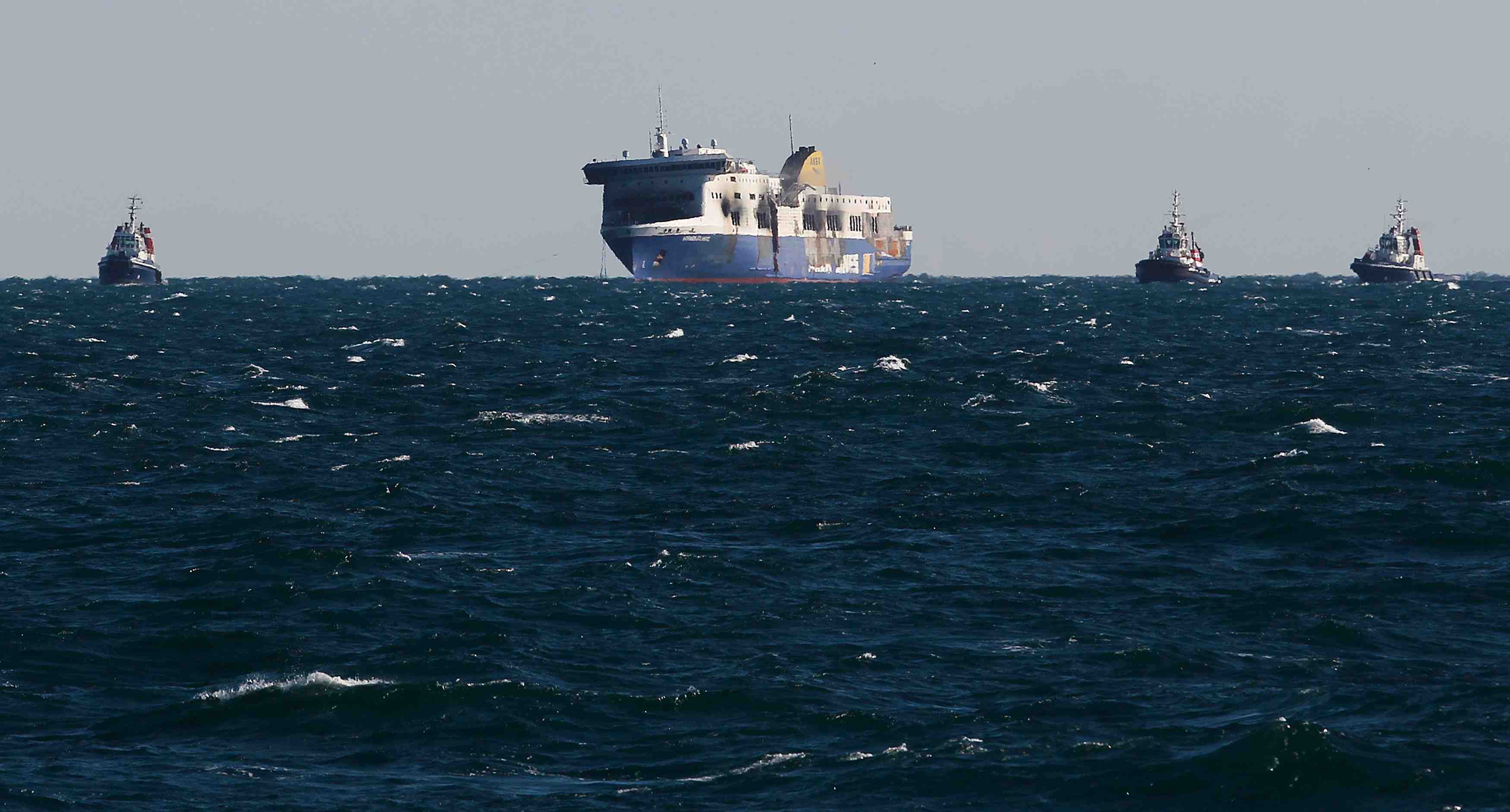 Le ferry "norman atlantic" remorque vers brindisi