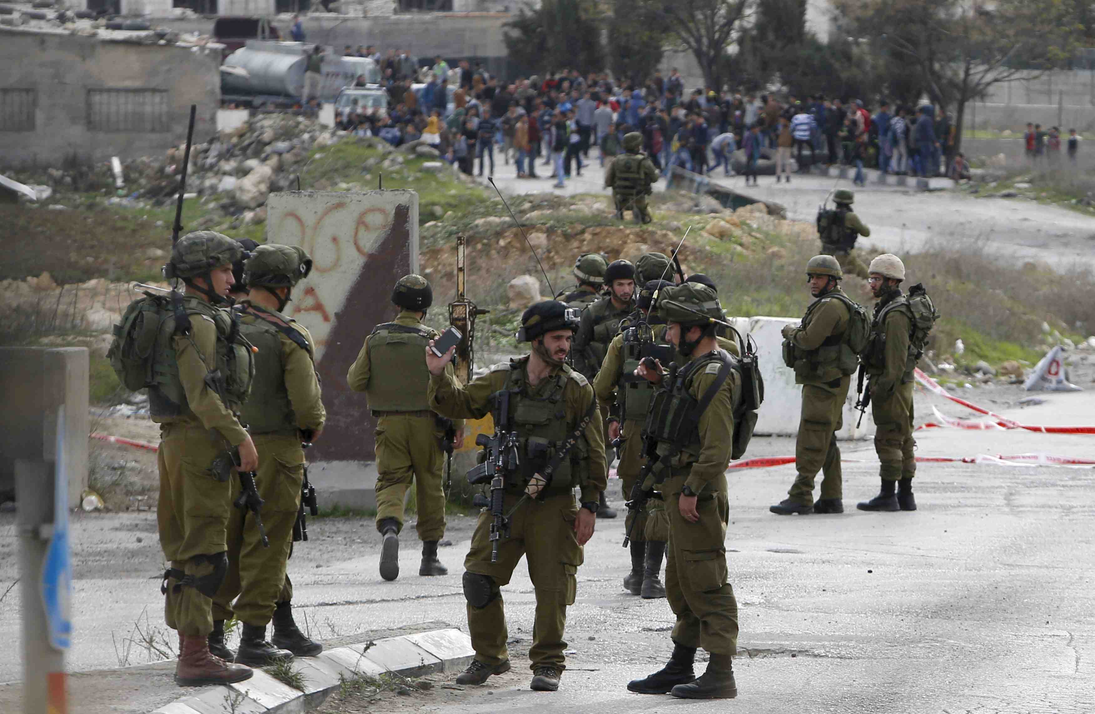 Un palestinien blesse un soldat israelien avant d'etre abattu