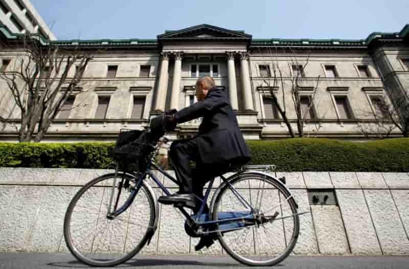Politique monetaire inchangee et inflation revue a la baisse au japon
