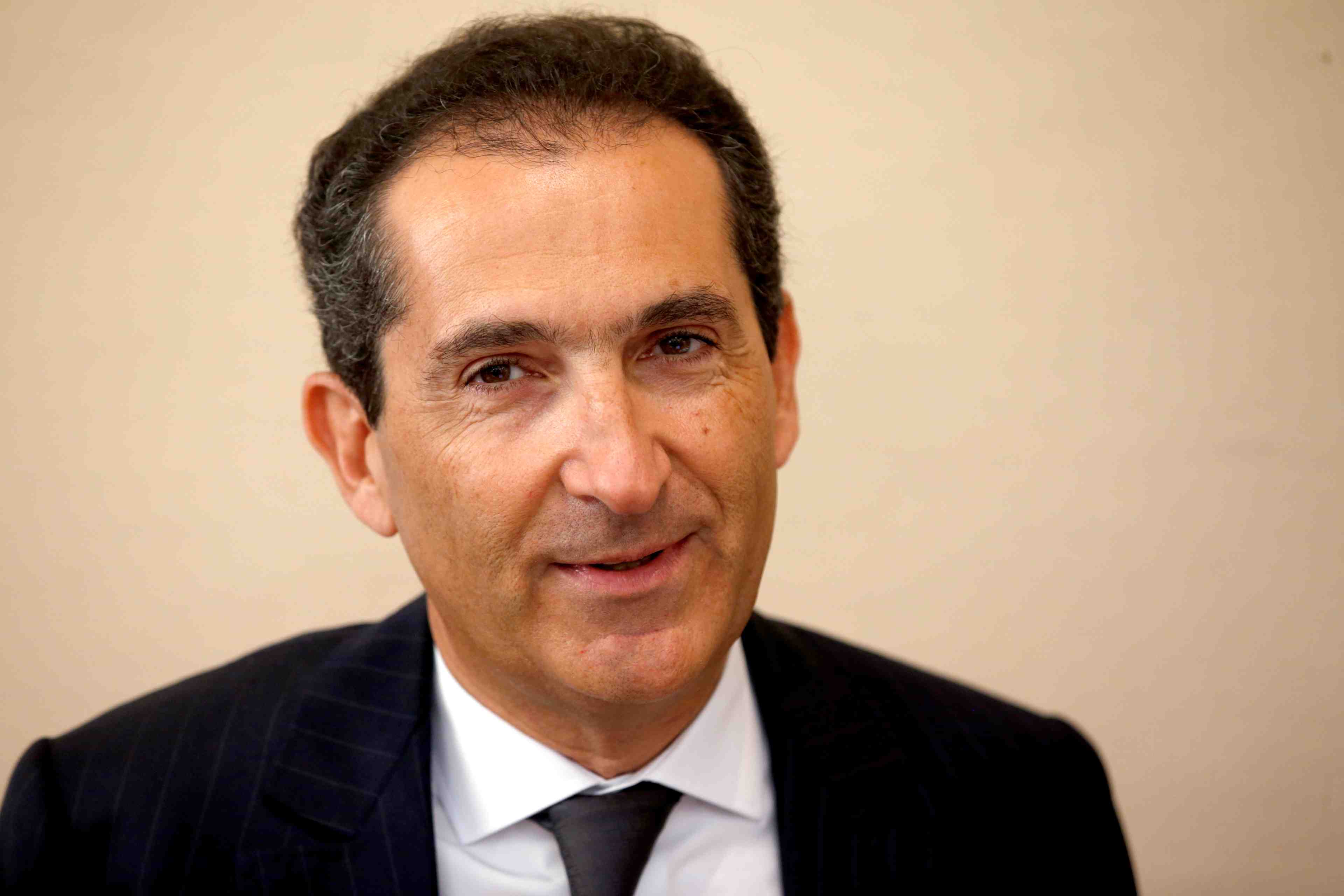 Patrick drahi pret a ceder une part de son reseau cable en france