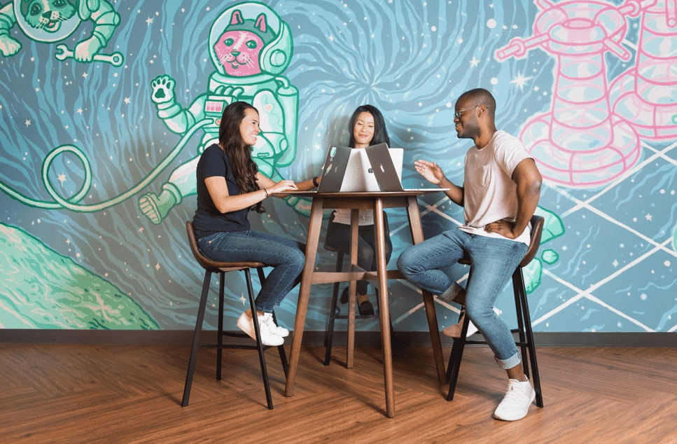 Des employés de la Fintech Robinhood basée à Menlo Park, en Californie.