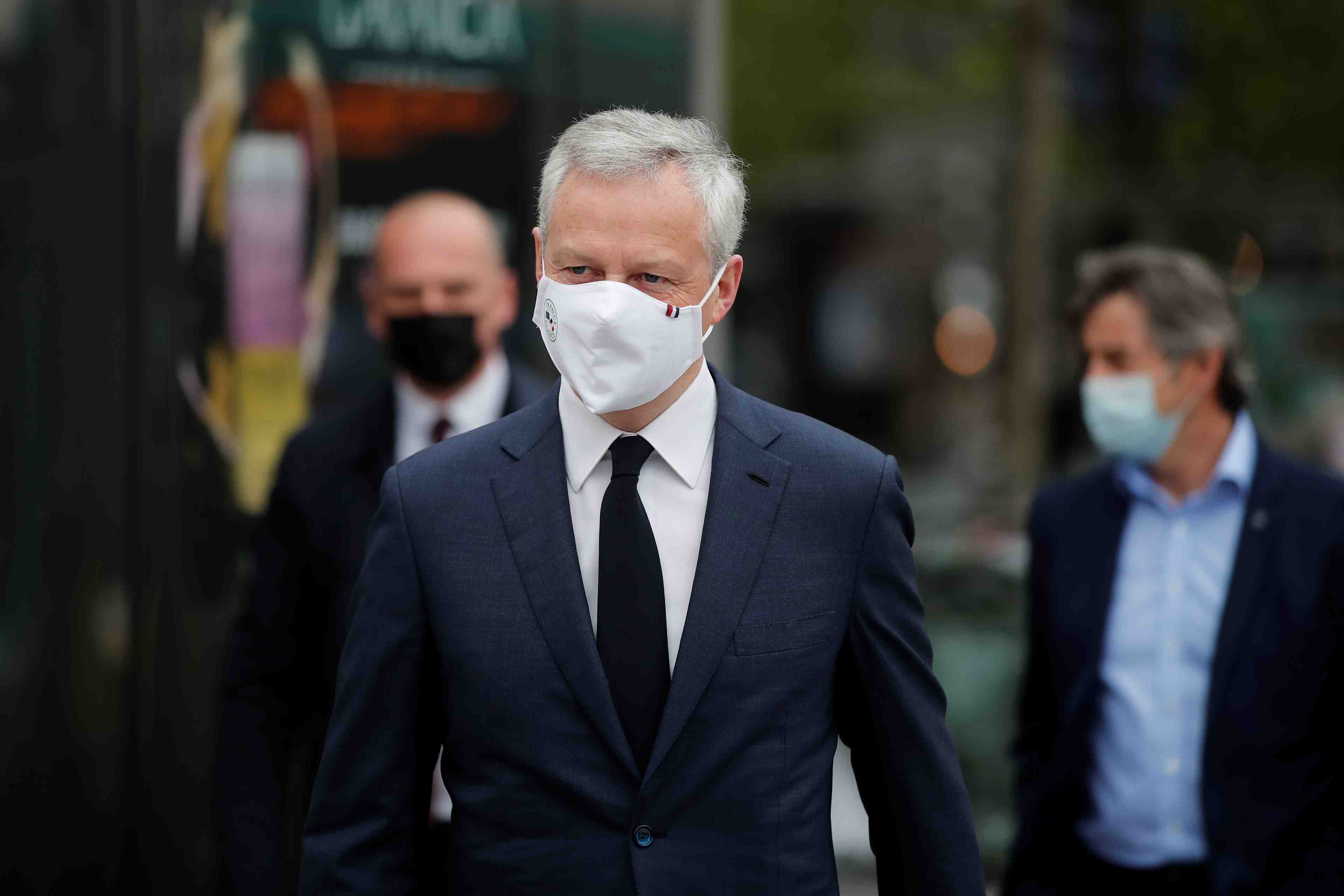 Restaurants and bars prepare to reopen in paris