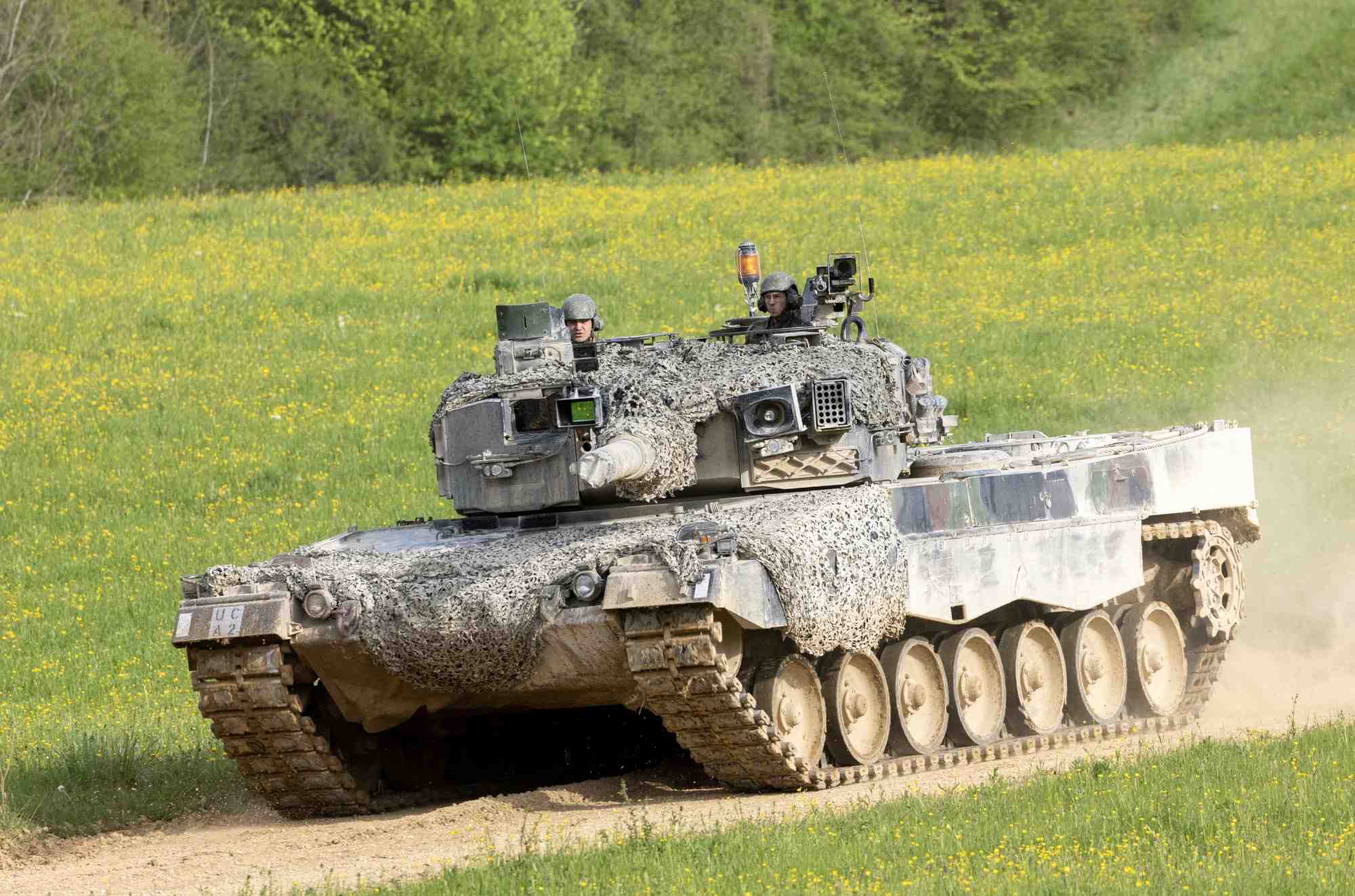 Des recrues de l'ecole de chars 21 de l'armee suisse effectuent un exercice d'attaque avec le char leopard 2 a bure