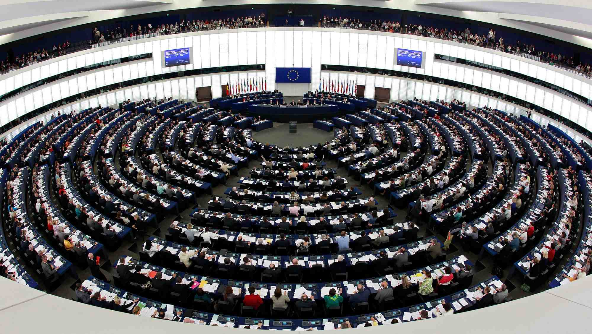 Des membres du parlement europeen participant a une session de vote au parlement europeen a strasbourg