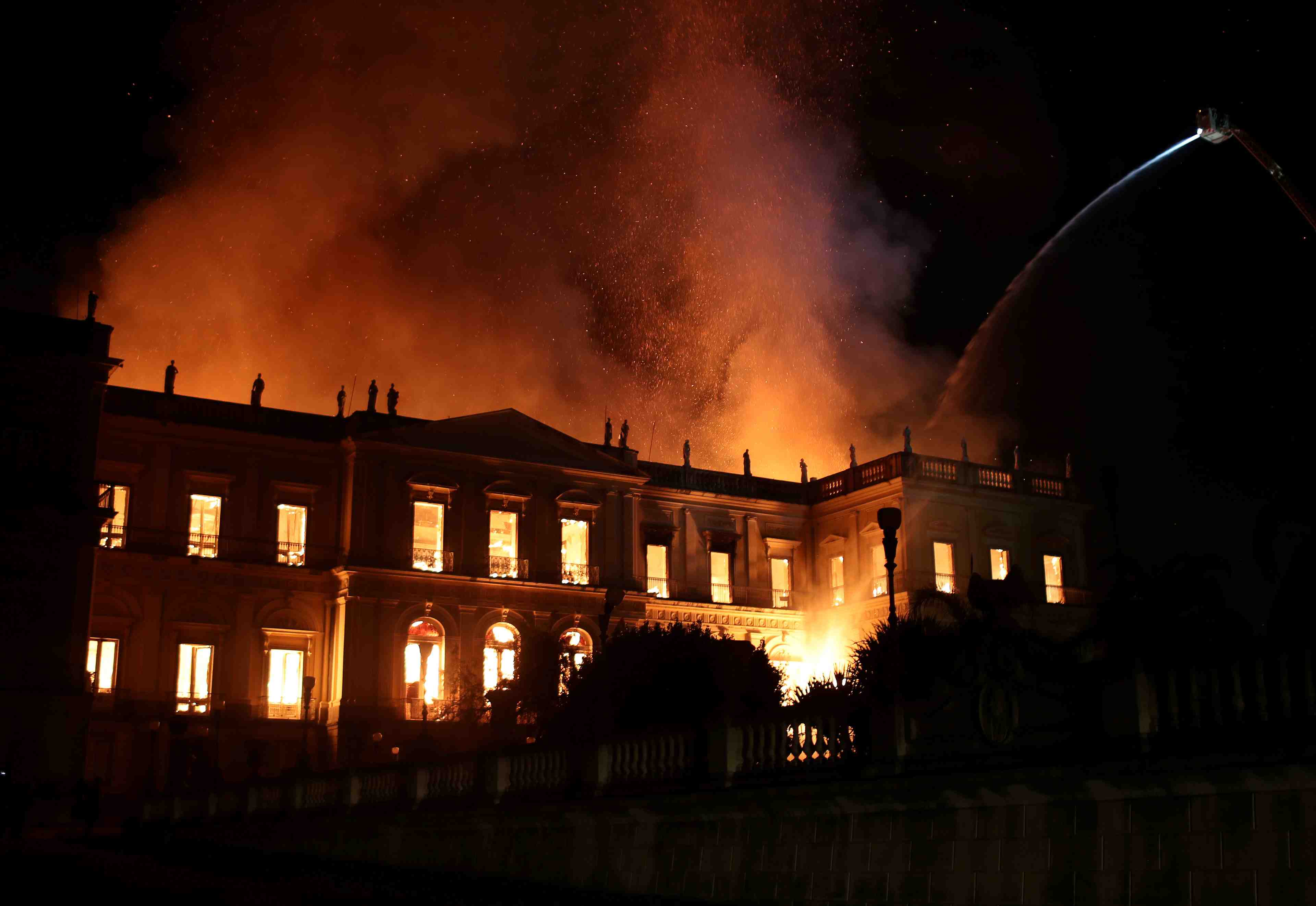 Un incendie ravage le musee national de rio de janeiro