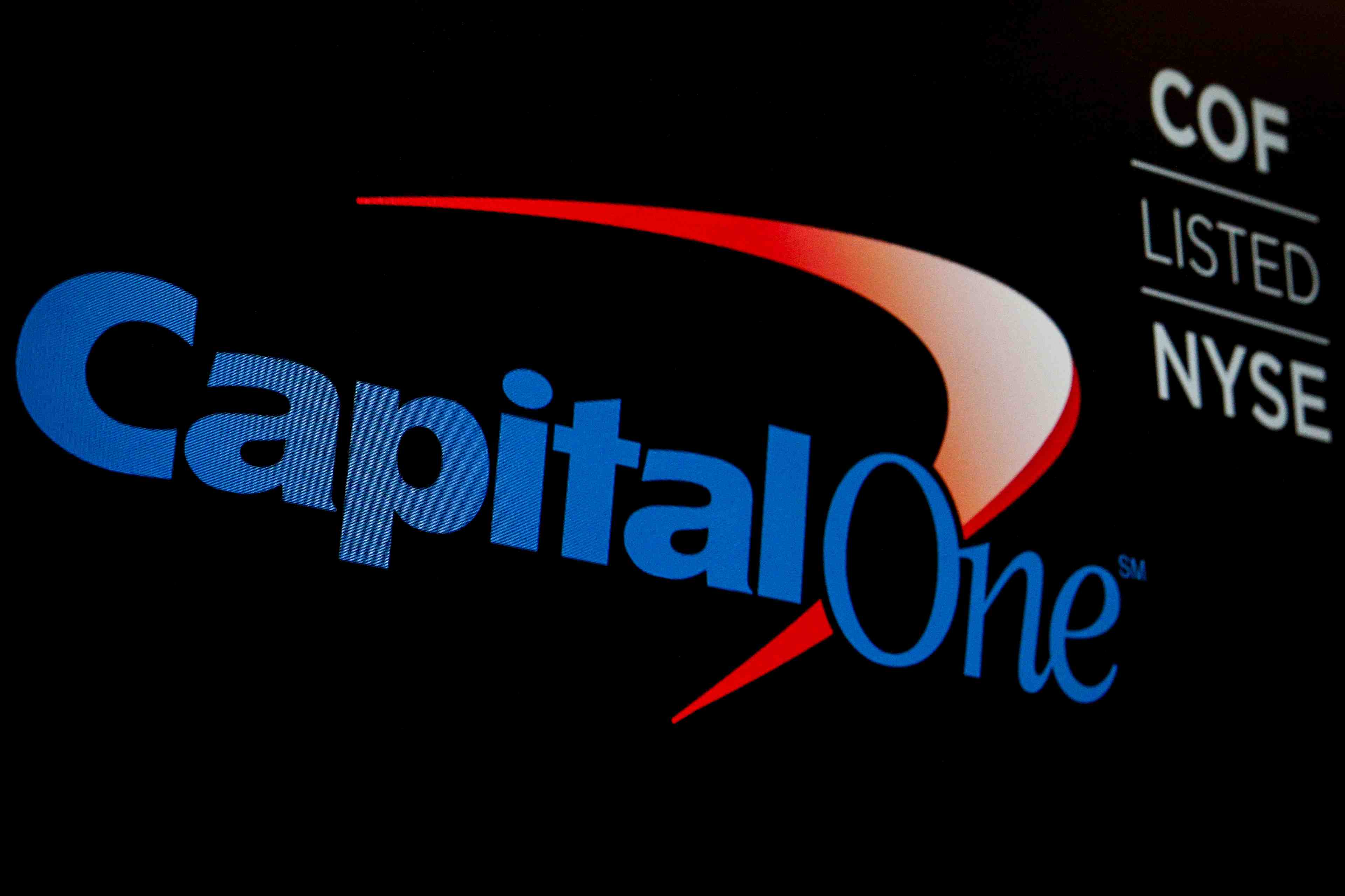 Usa: la banque capital one victime d'un vol massif de donnees, le titre chute