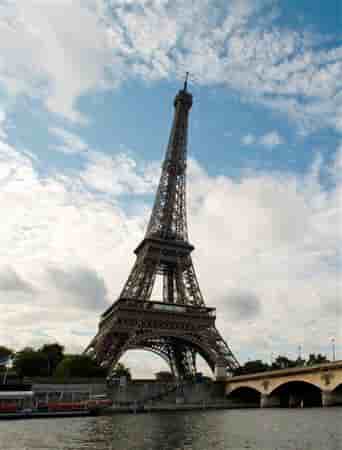 LA TOUR EIFFEL S'ÉTEINDRA POUR LA JOURNÉE MONDIALE CONTRE LE SIDA