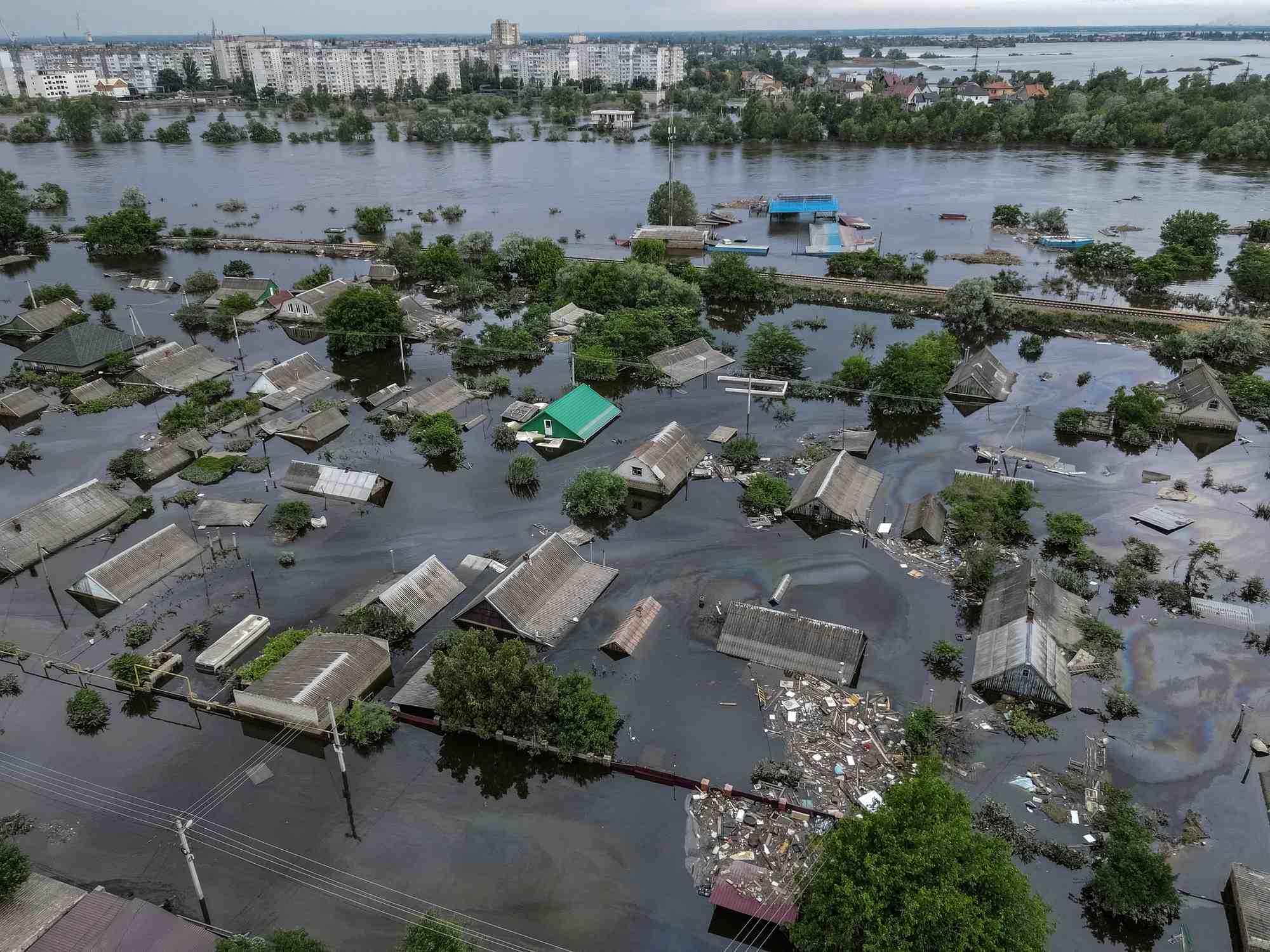 Une vue aerienne montre une zone inondee apres la rupture du barrage de nova kakhovka a kherson