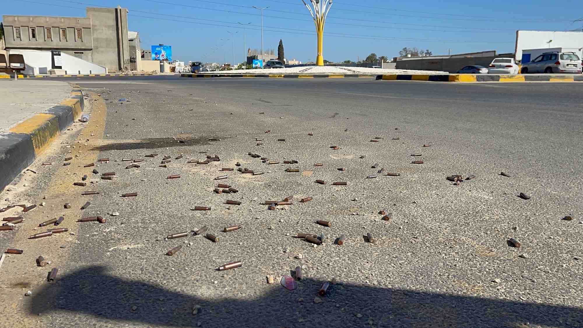 Des balles sont visibles sur le sol apres des affrontements entre factions armees a tripoli