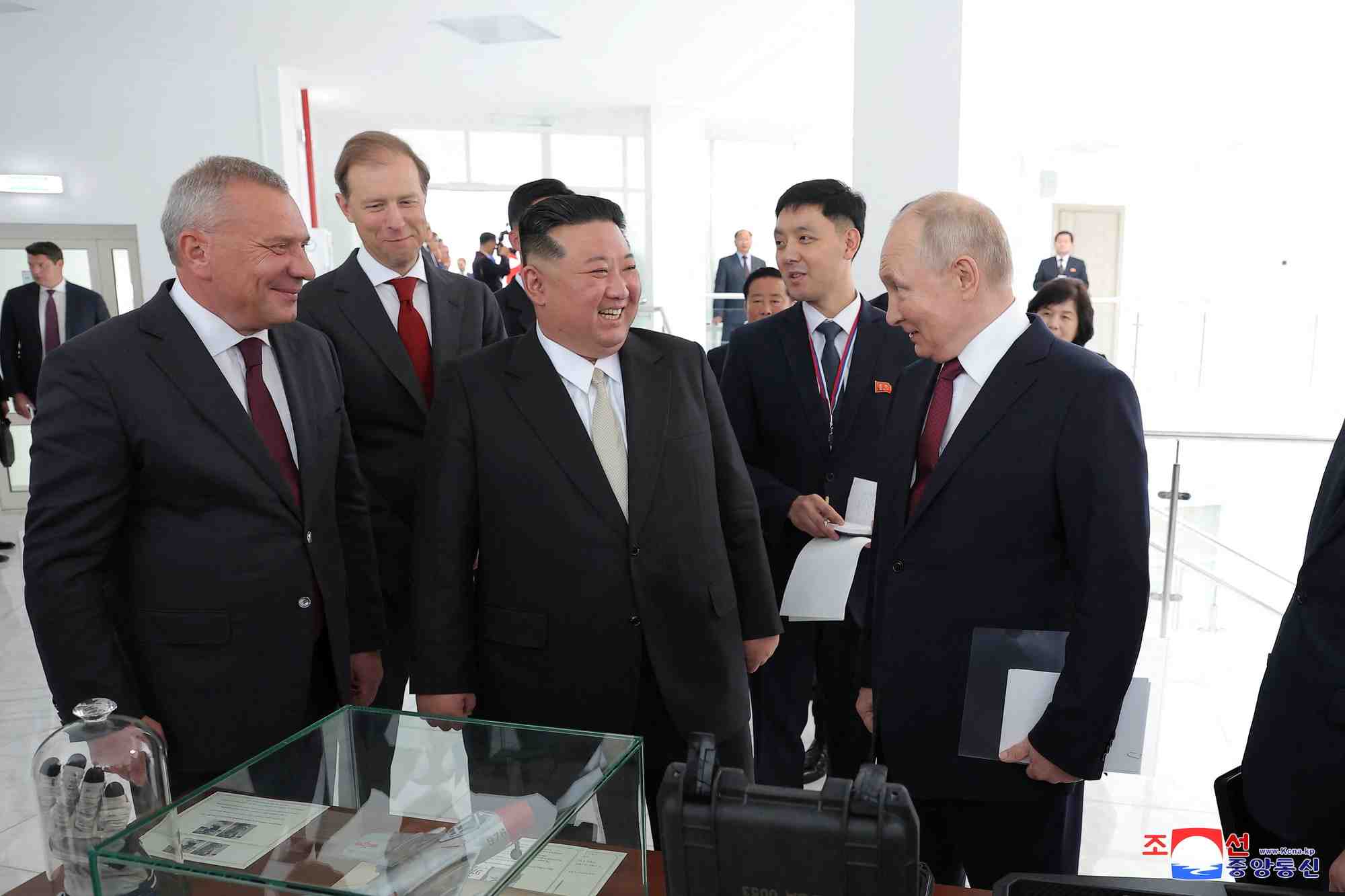 Le dirigeant nord-coreen kim jong un rencontre le president russe vladimir poutine