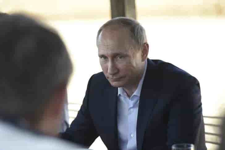 Vladimir poutine critique le soutien apporte par les etats-unis a des rebelles syriens