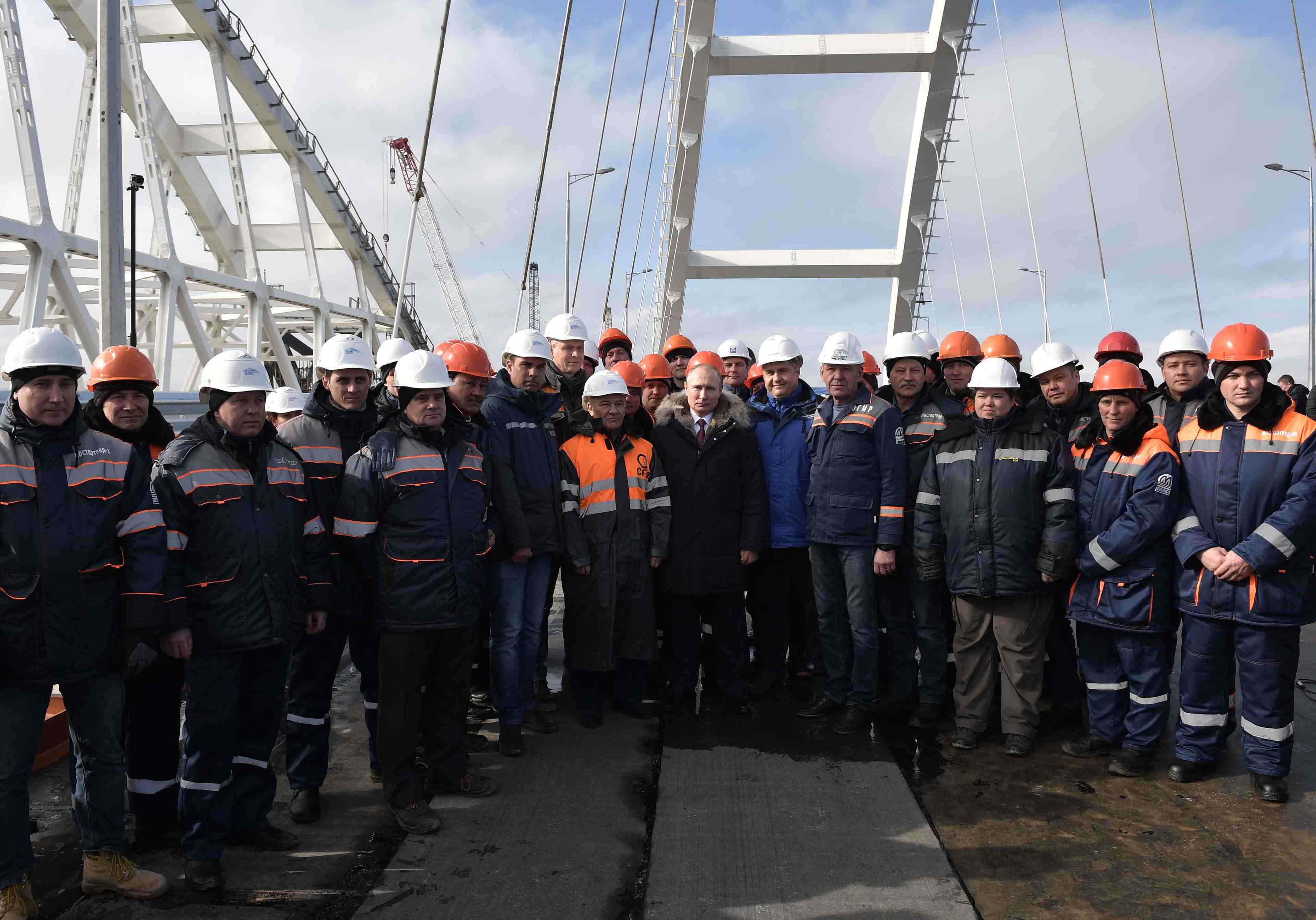 Poutine en campagne inspecte le pont entre la russie et la crimee