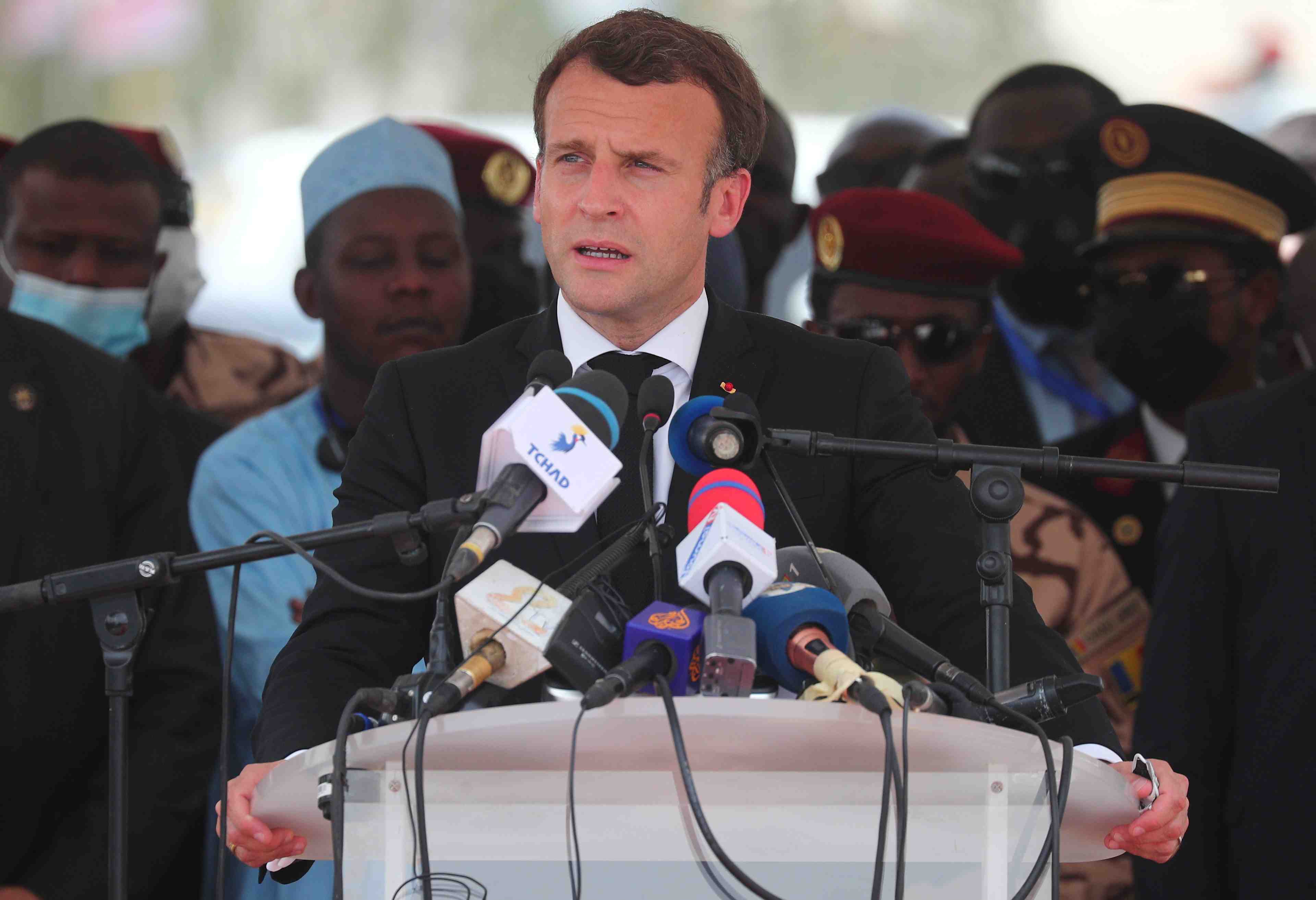 Aux obseques de deby, macron promet que la france ne laissera personne menacer le tchad