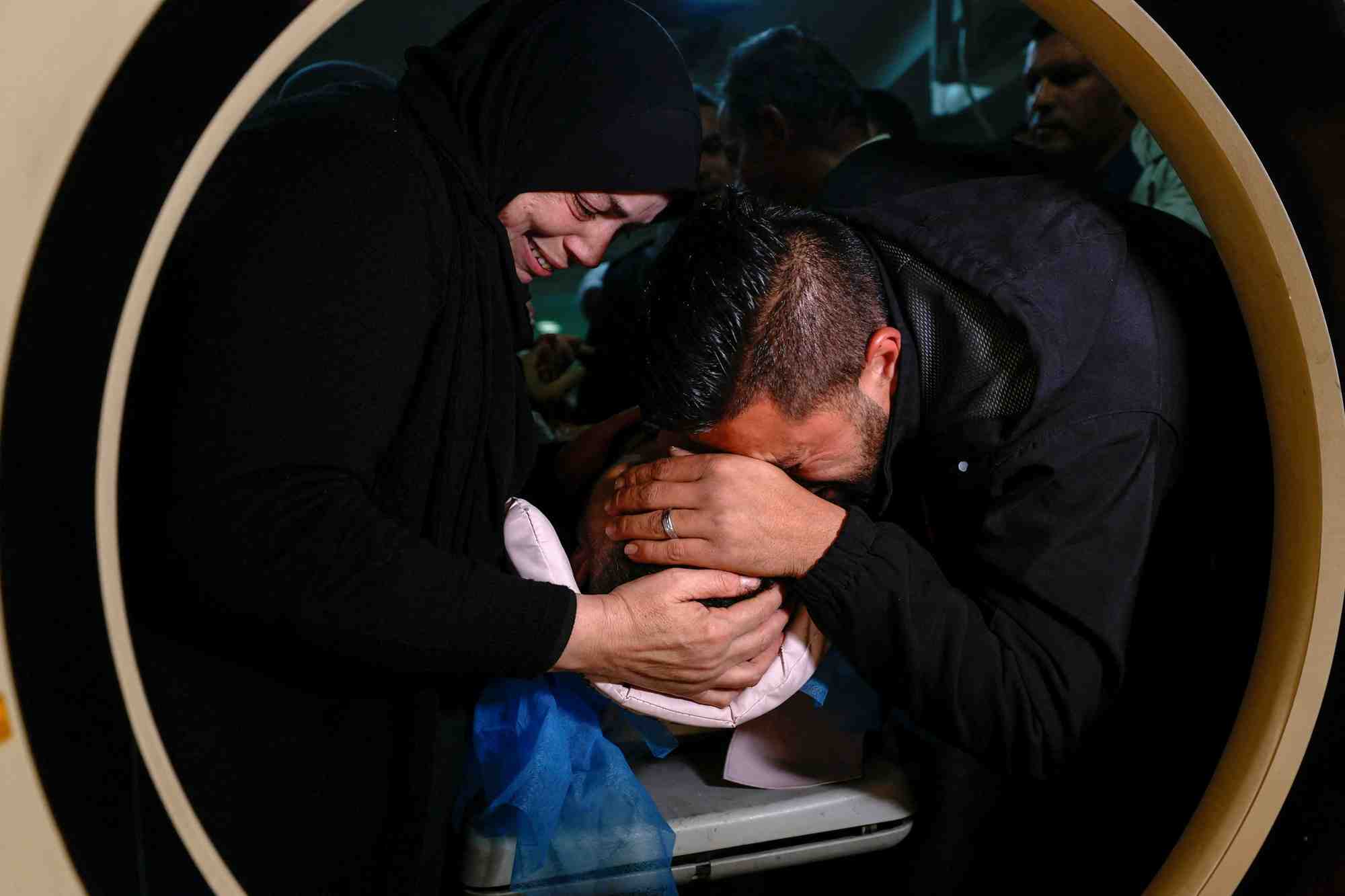 Des personnes en deuil reagissent pres du corps d'un palestinien, a ramalla