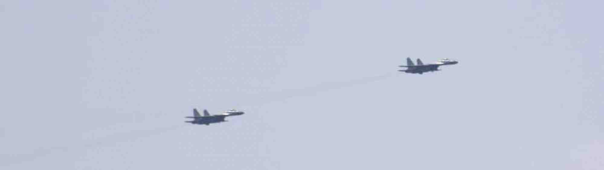 Photo des avions de chasse qui ont decolle du porte-avions chinois shandong et volent au-dessus des eaux de l'ocean pacifique