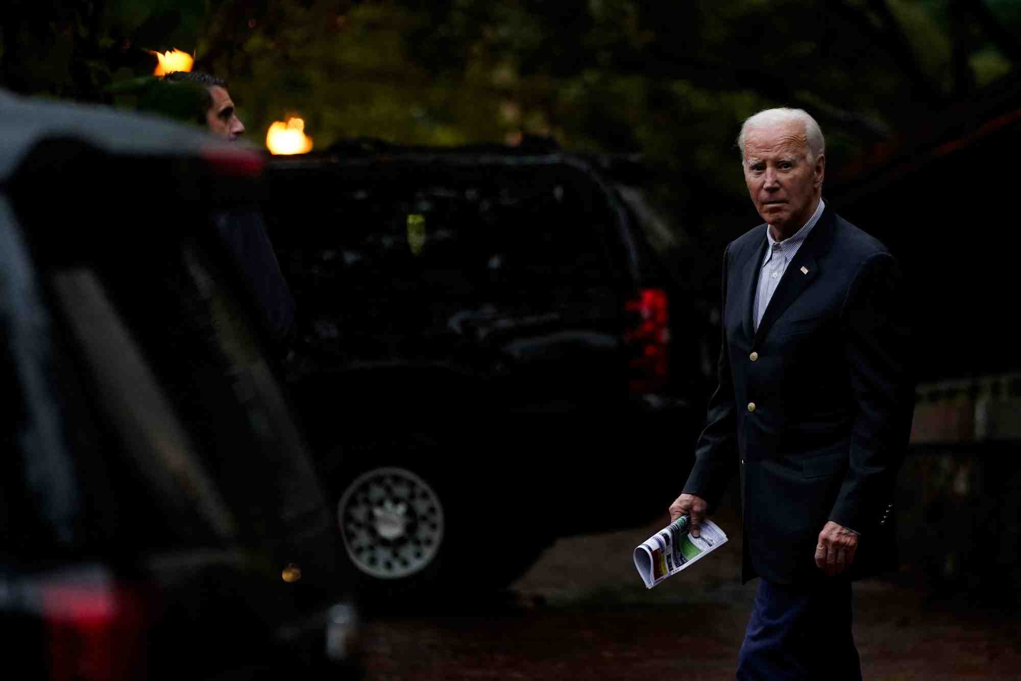 Joe biden a la sortie de la messe a l'eglise catholique holy trinity a washington