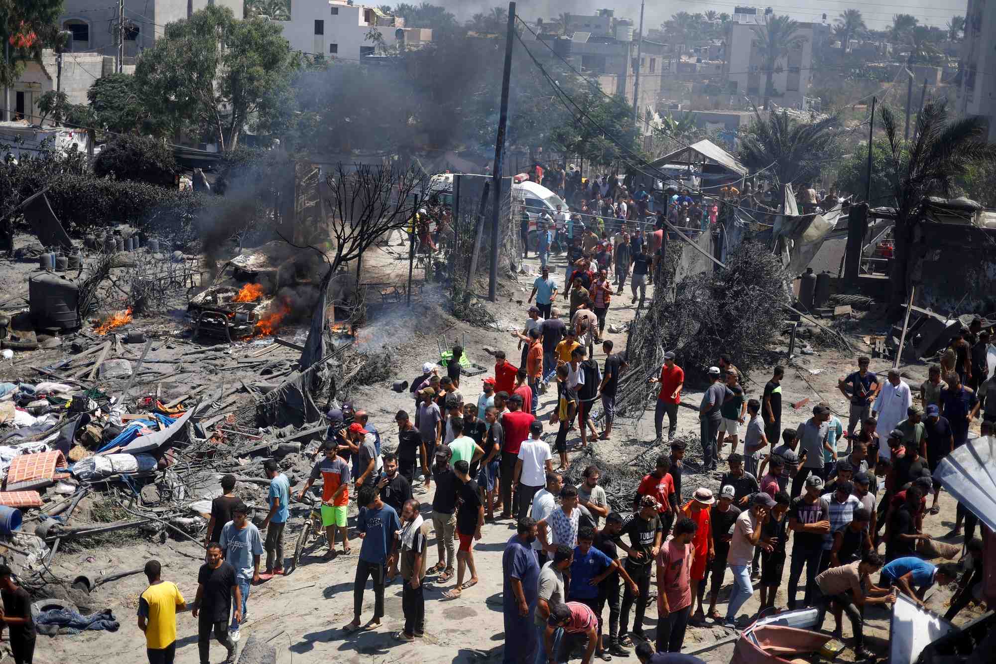 Consequences d'une frappe israelienne sur un camp de tentes dans la zone d'al-mawasi a khan younis.