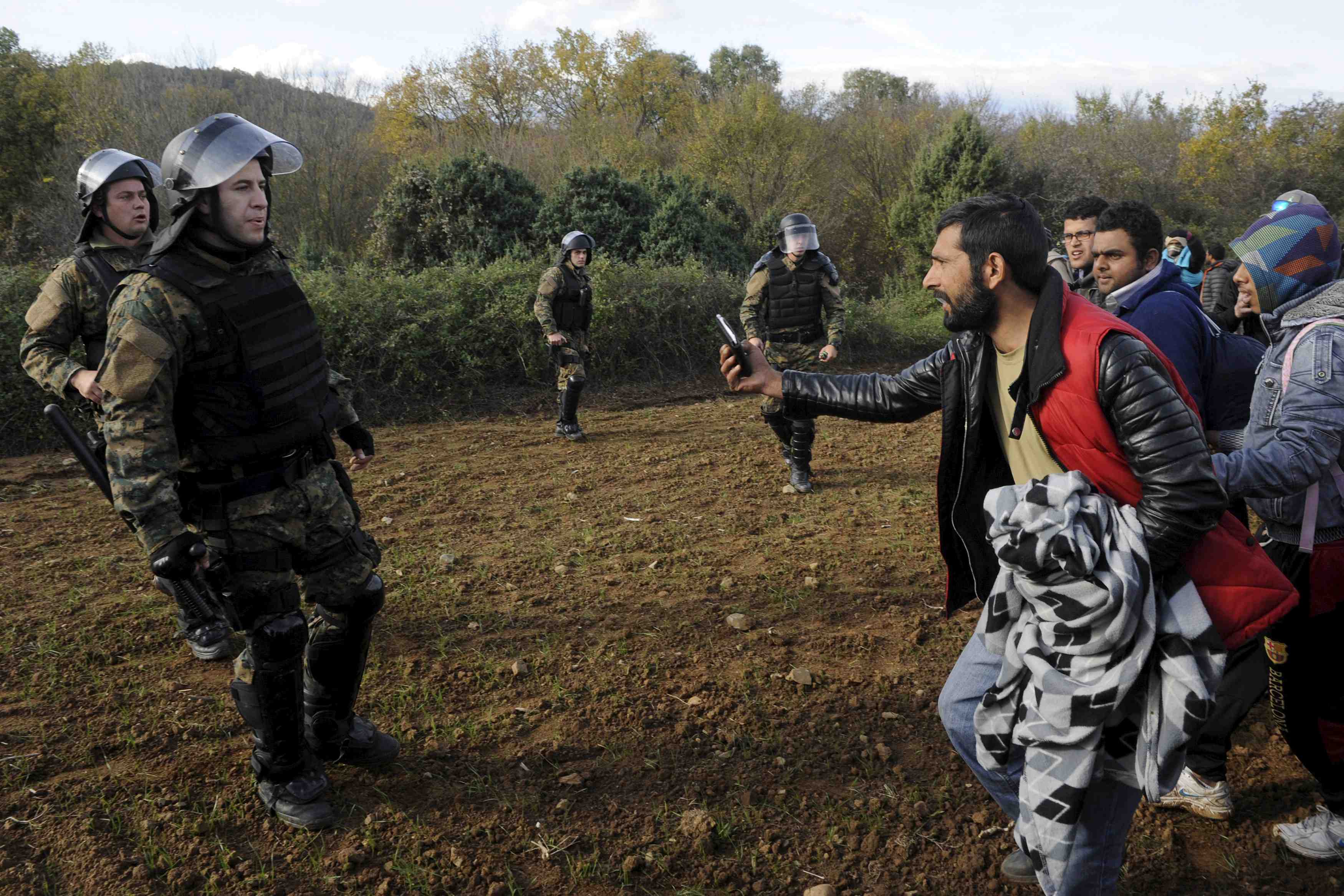 Heurts entre migrants et police a la frontiere macedonienne